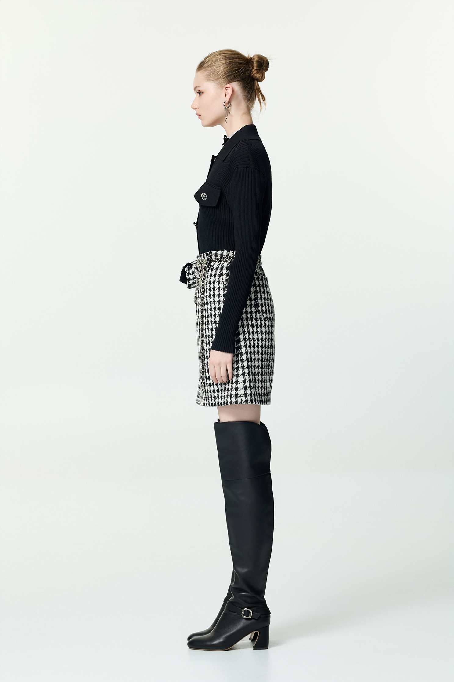 坑條修身花朵釦飾針織外罩坑條修身花朵釦飾針織外罩,上班OL穿搭,人氣商品,秋冬穿搭,約會特輯,花花世界,針織,針織外套