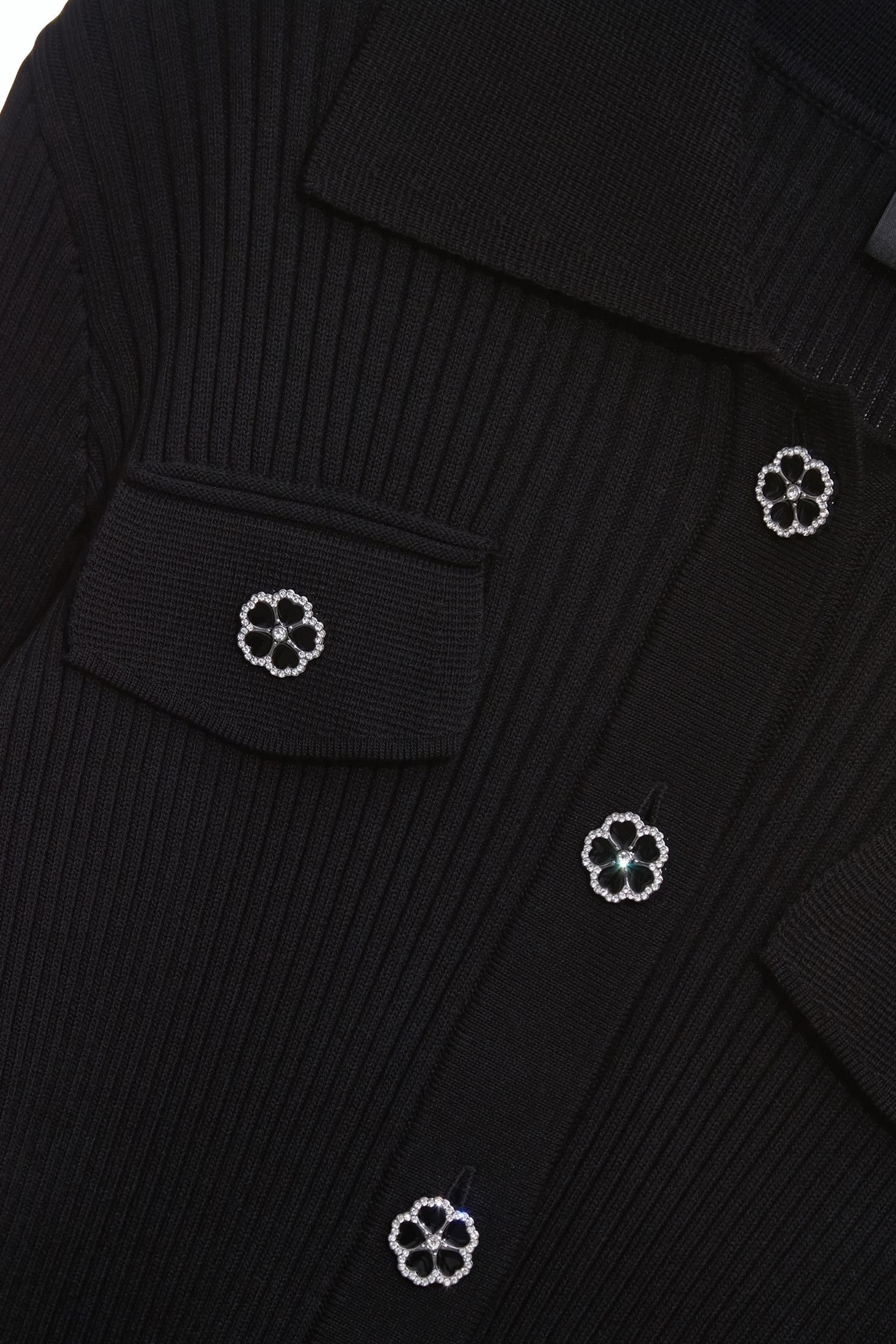 坑條修身花朵釦飾針織外罩坑條修身花朵釦飾針織外罩,上班OL穿搭,人氣商品,秋冬穿搭,約會特輯,花花世界,針織,針織外套