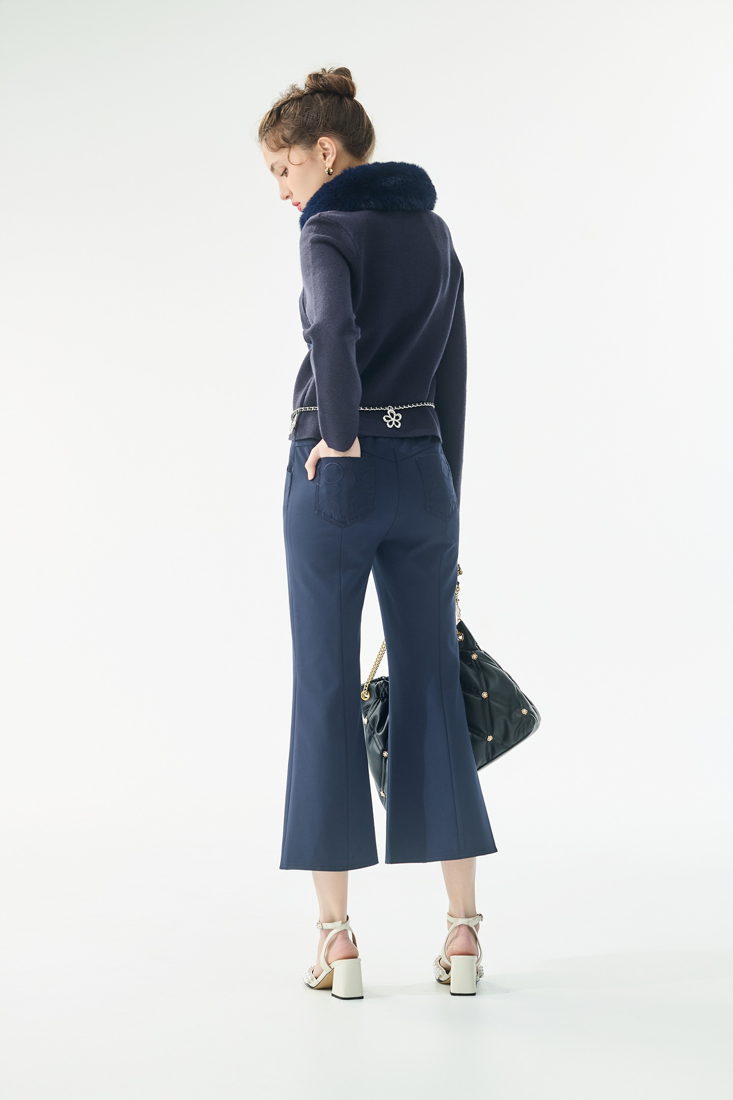 濃厚靛藍仿皮草領針織外套濃厚靛藍仿皮草領針織外套,一般外套,刺繡,外套,秋冬穿搭,約會特輯,針織,針織外套