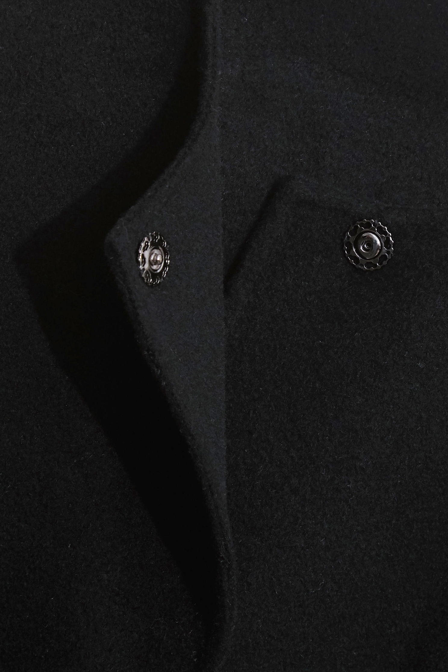 極致黑羊毛中長大衣極致黑羊毛中長大衣,上班OL穿搭,春夏穿搭,派對特輯,珍珠,簡約穿搭,約會特輯,長大衣