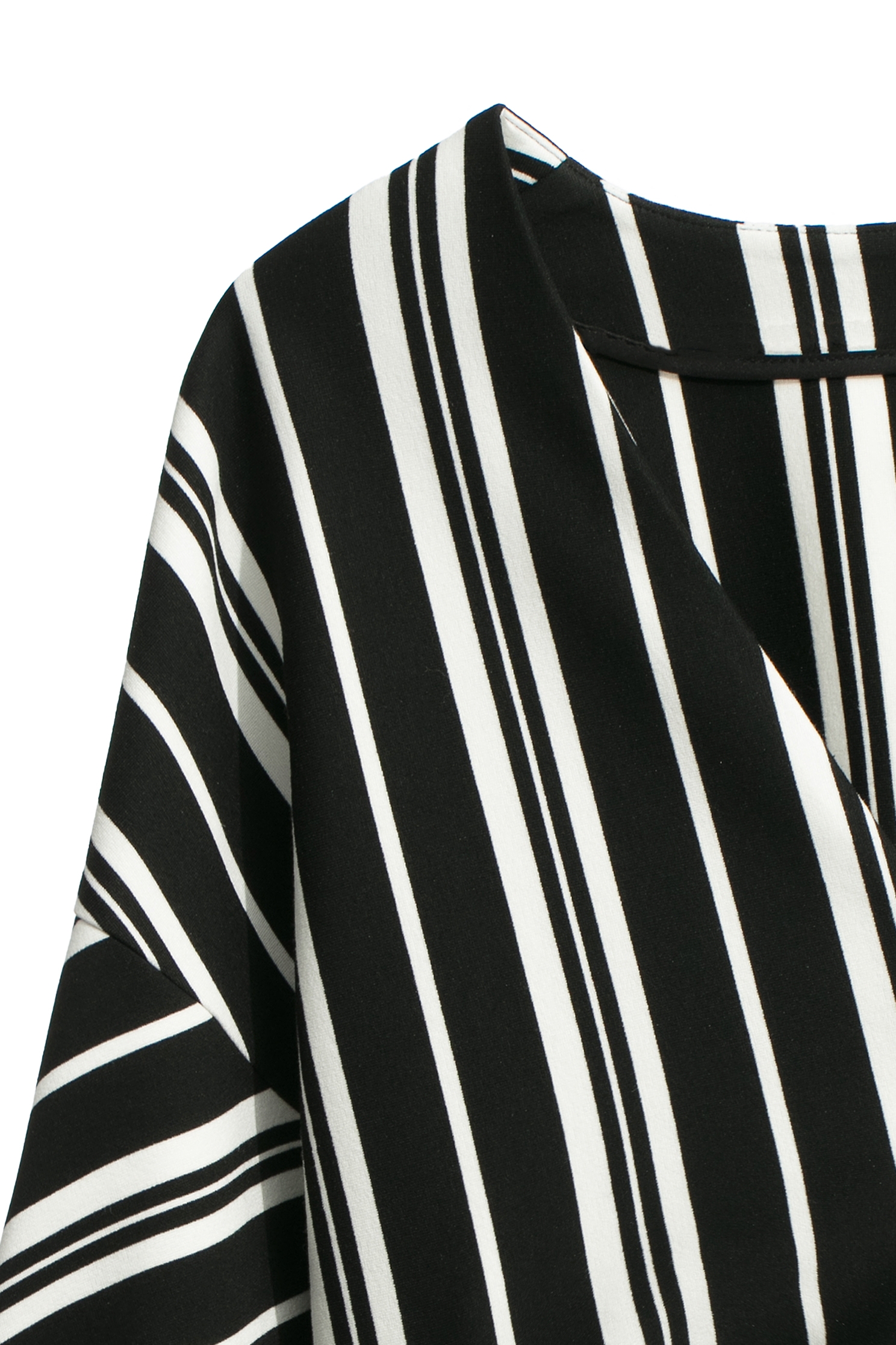 黑白條紋造型拉鍊短外套黑白條紋造型拉鍊短外套,一般外套,外套,春夏穿搭,時髦成套搭配,條紋,輕奢度假,輕奢渡假,黑色外套