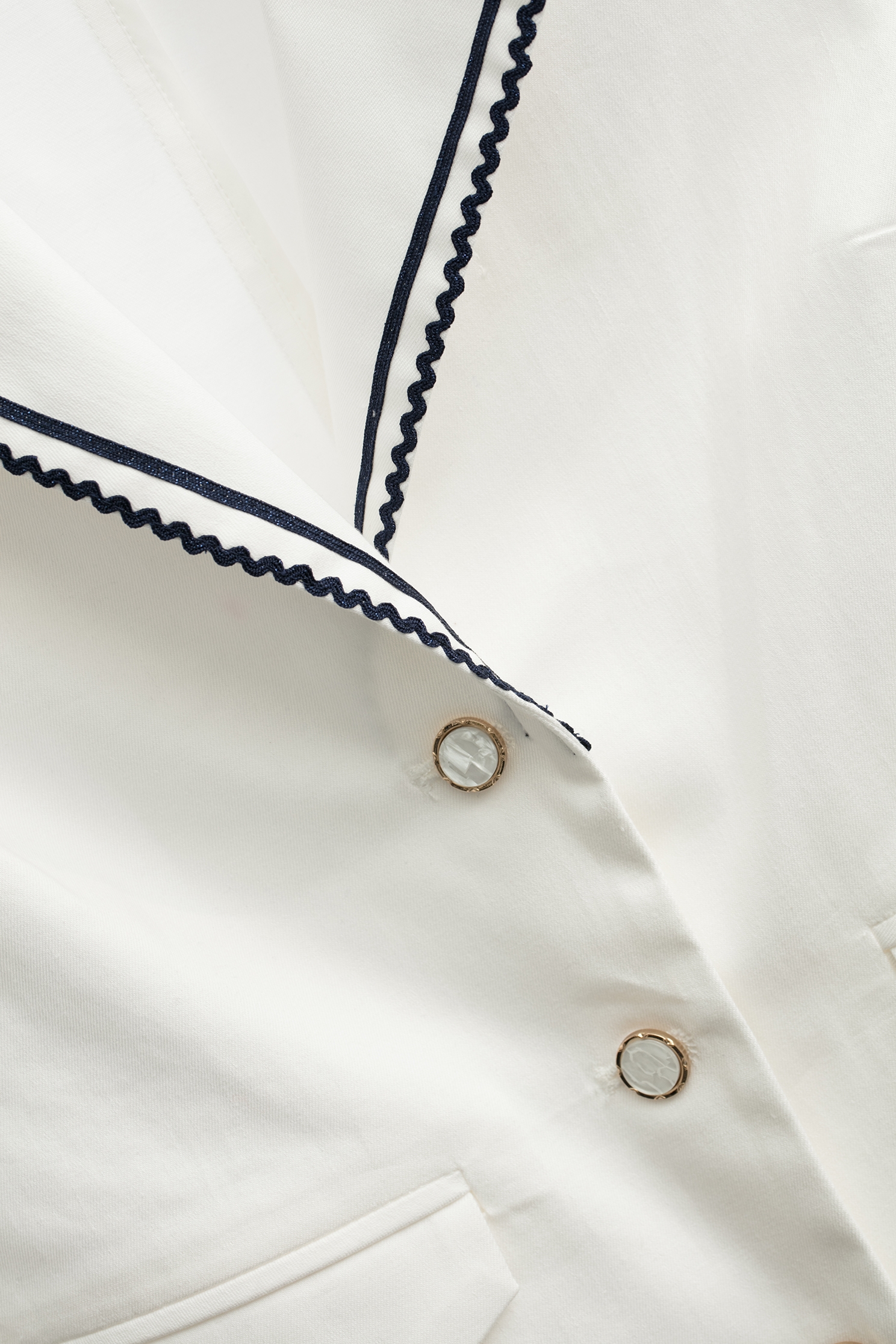 綴波浪織帶短版外套綴波浪織帶短版外套,一般外套,外套,春夏穿搭,白色外套,西裝外套