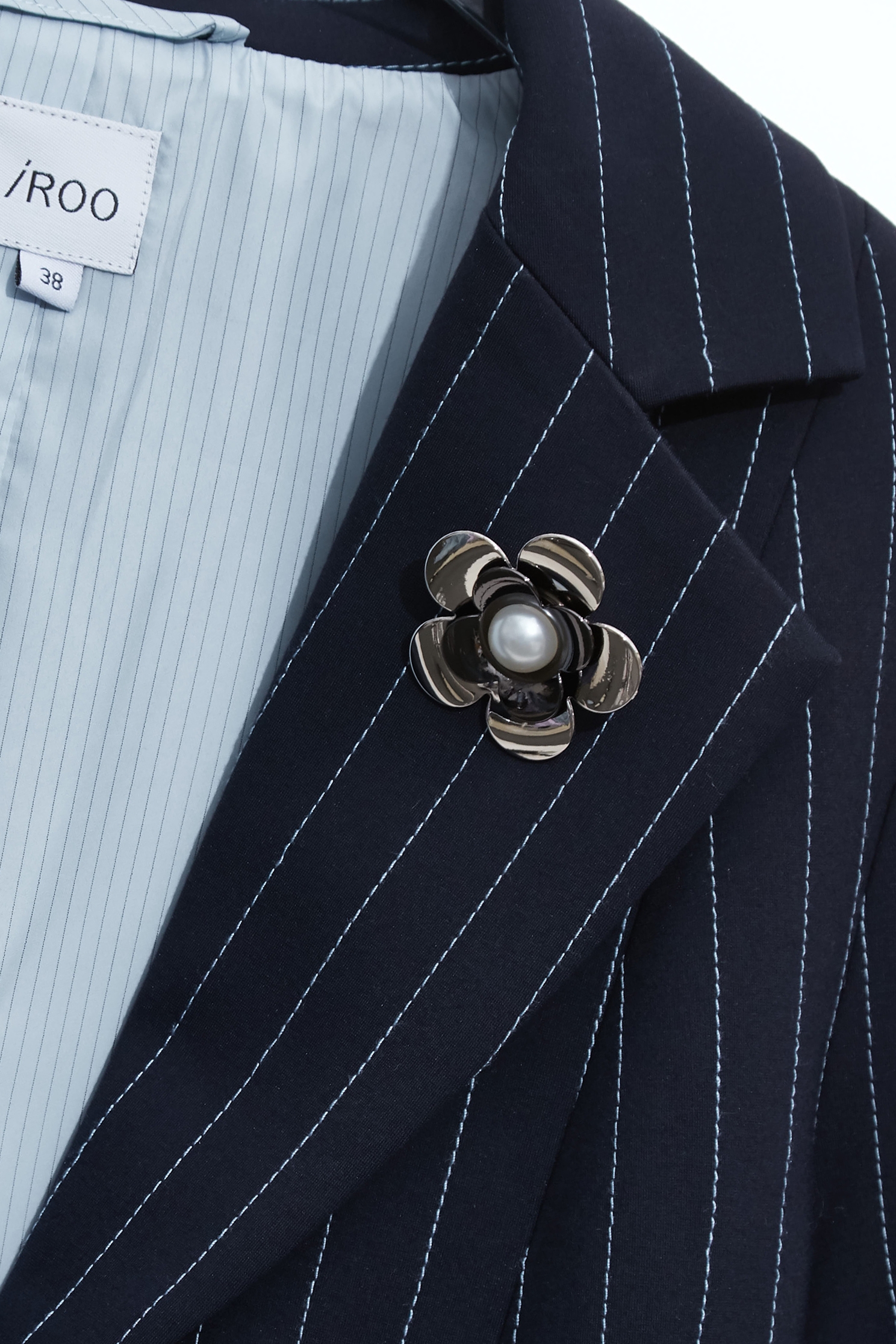 濃厚靛藍刺繡條外套濃厚靛藍刺繡條外套,上班OL穿搭,刺繡,外套,春夏穿搭,時髦成套搭配,條紋,花花世界,西裝外套,長袖外套