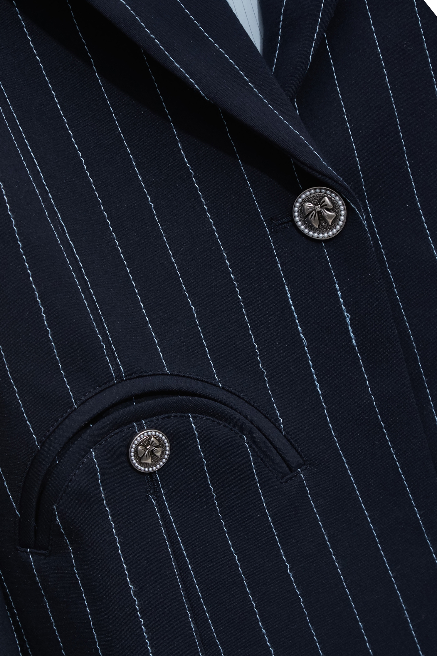 濃厚靛藍刺繡條外套濃厚靛藍刺繡條外套,上班OL穿搭,刺繡,外套,春夏穿搭,時髦成套搭配,條紋,花花世界,西裝外套,長袖外套