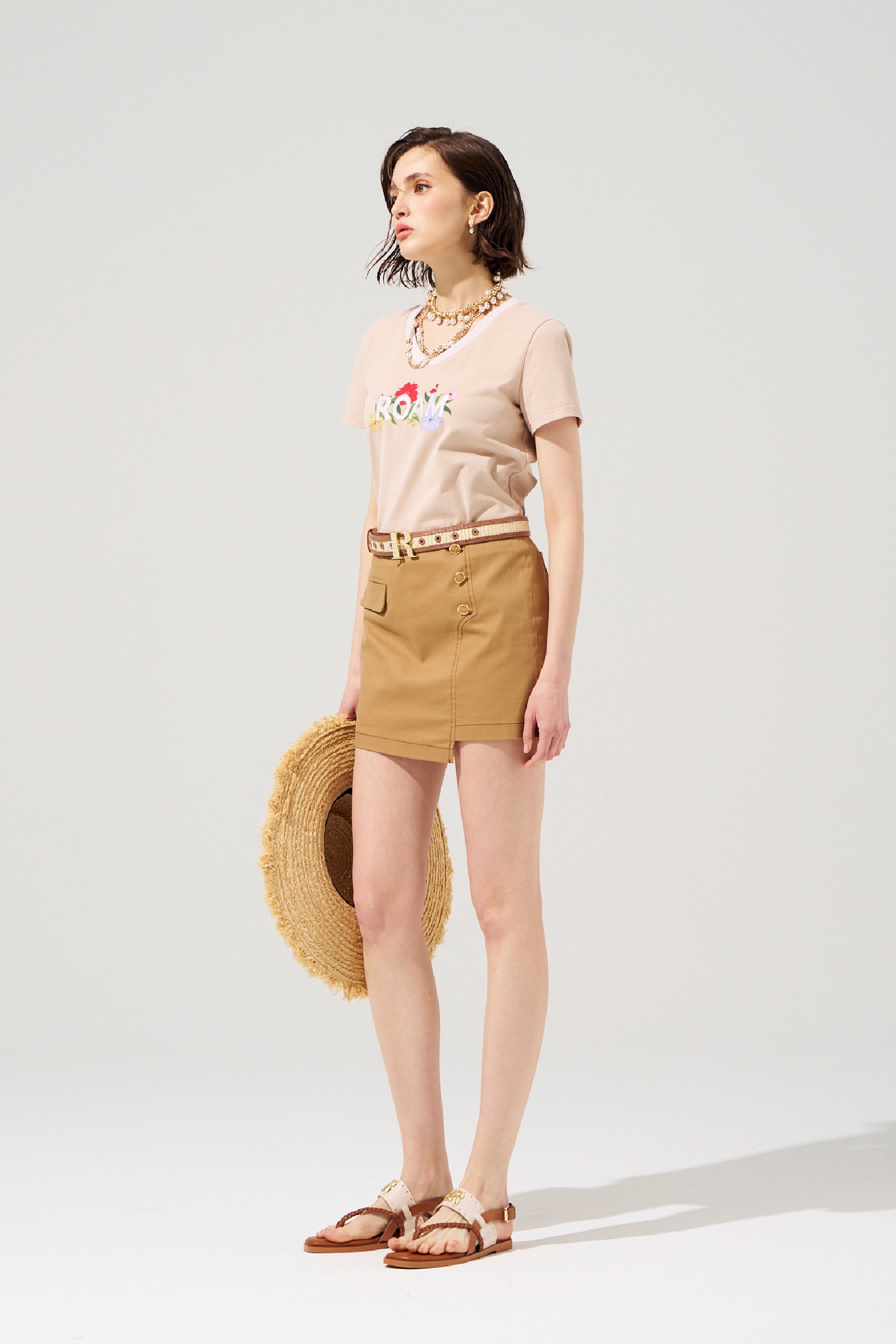 焦糖色壓線縫釦裝飾短裙焦糖色壓線縫釦裝飾短裙,人氣商品,春夏穿搭,短裙