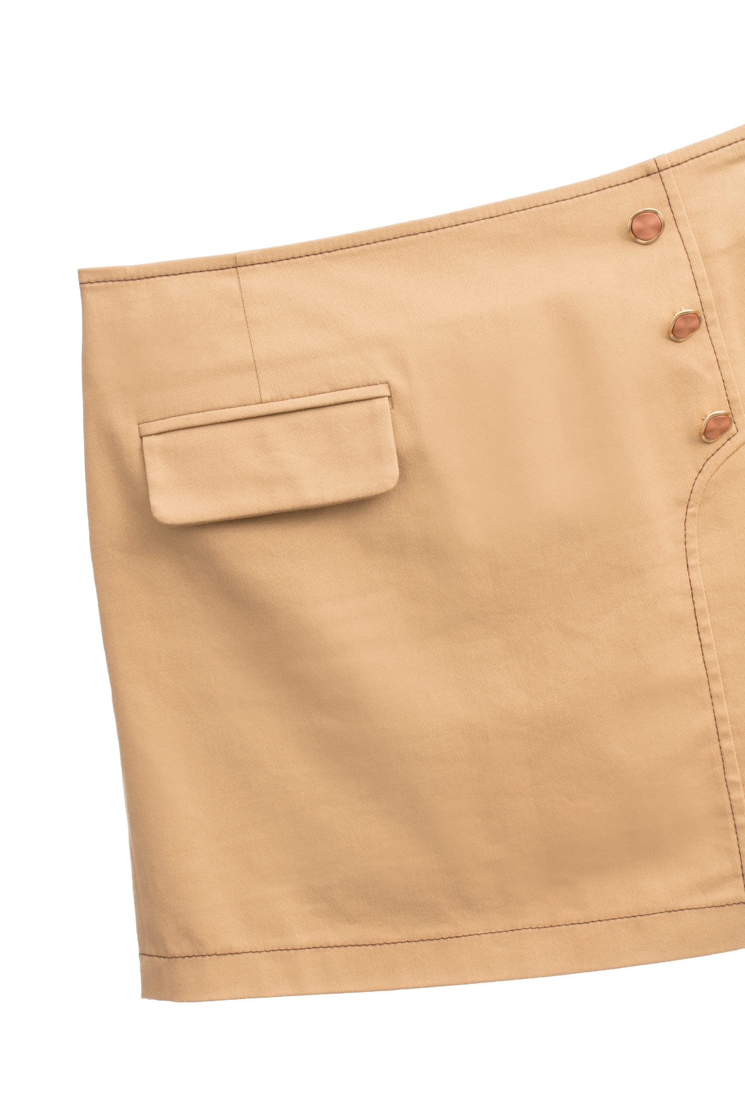 焦糖色壓線縫釦裝飾短裙焦糖色壓線縫釦裝飾短裙,人氣商品,春夏穿搭,短裙