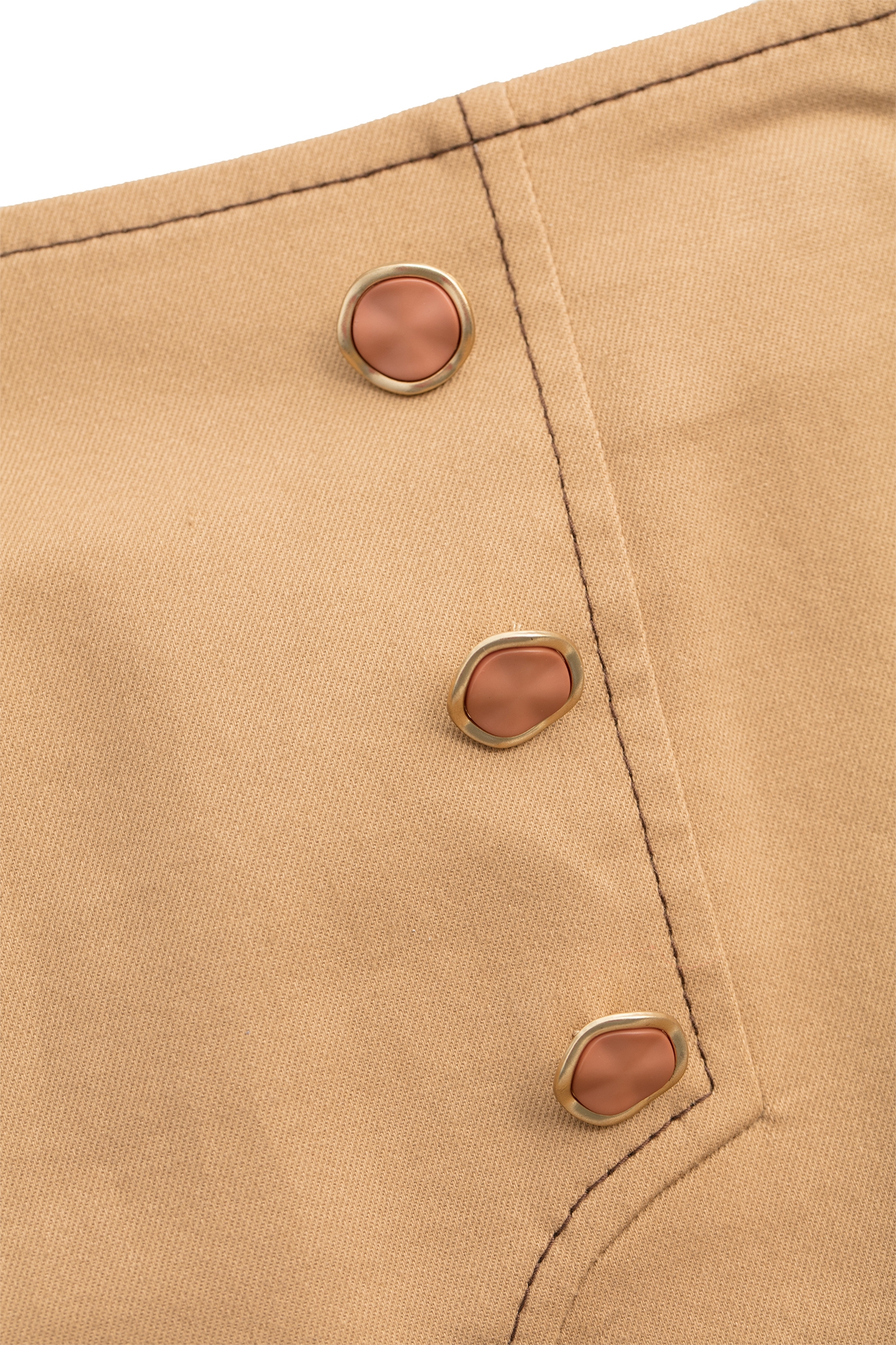 焦糖色壓線縫釦裝飾短裙焦糖色壓線縫釦裝飾短裙,人氣商品,春夏穿搭,短裙