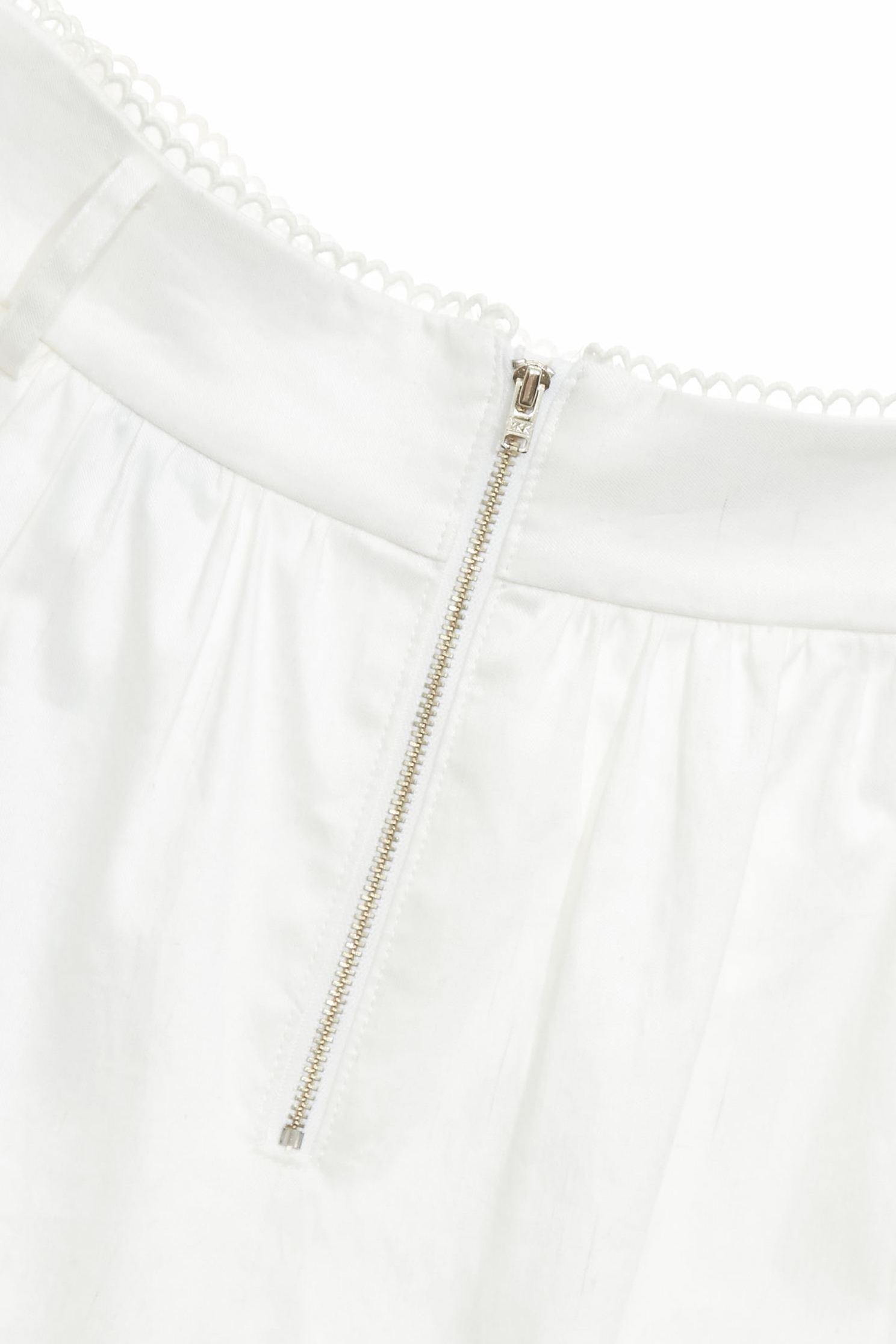 亮白色降落傘裙亮白色降落傘裙,人氣商品,春夏穿搭,白色裙子,約會特輯,網裙,蕾絲,長裙