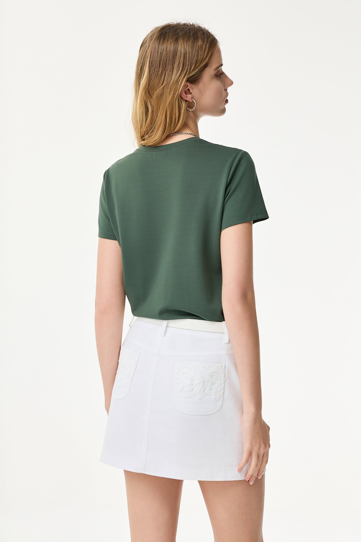 白色類牛仔貼蕾絲短裙白色類牛仔貼蕾絲短裙,丹寧,春夏穿搭,時髦成套搭配,牛仔,牛仔短裙,白色裙子,短裙,蕾絲,蕾絲裙