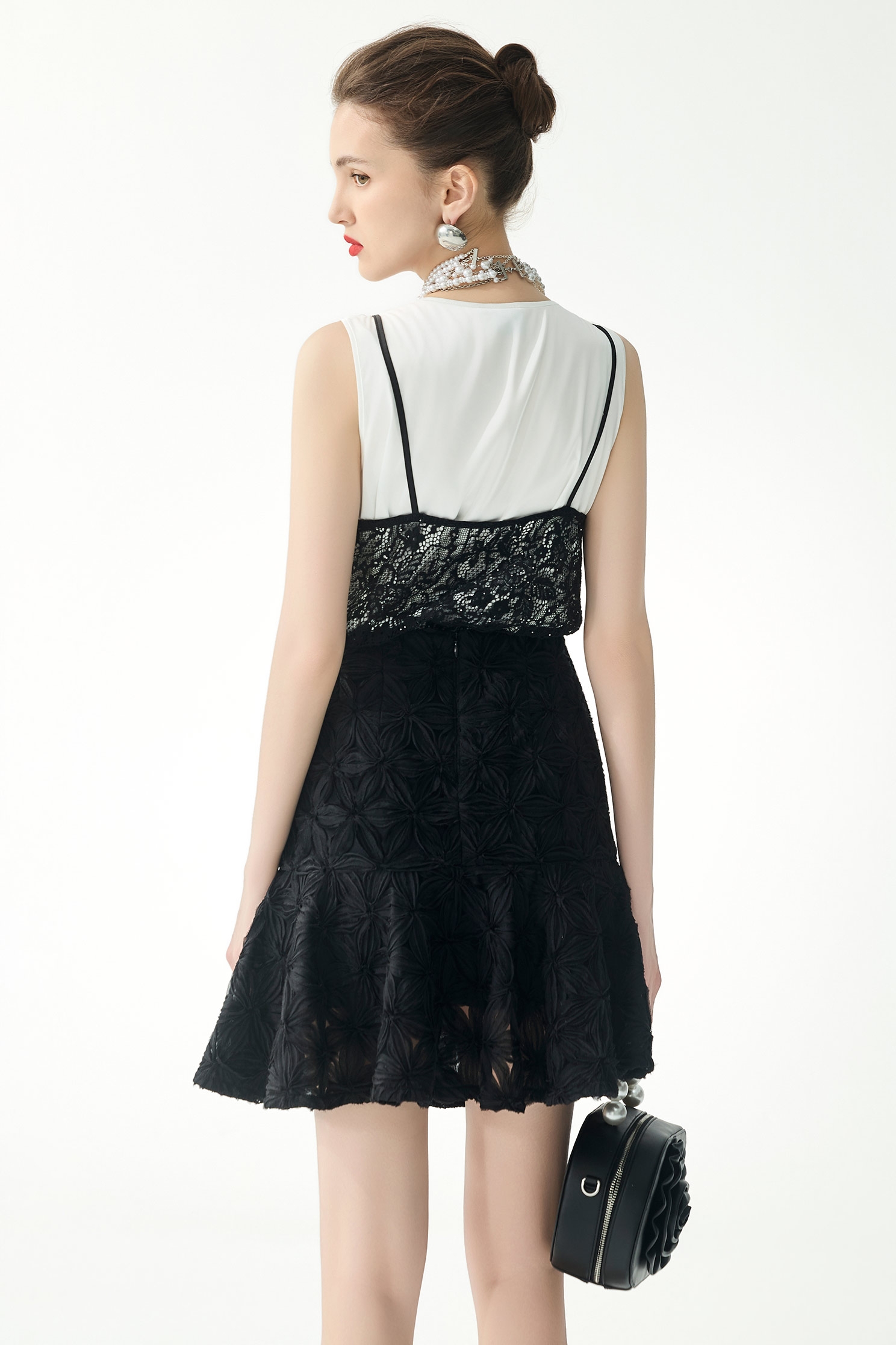 極致黑立體壓花俏麗短裙極致黑立體壓花俏麗短裙,春夏穿搭,短裙,黑色裙子