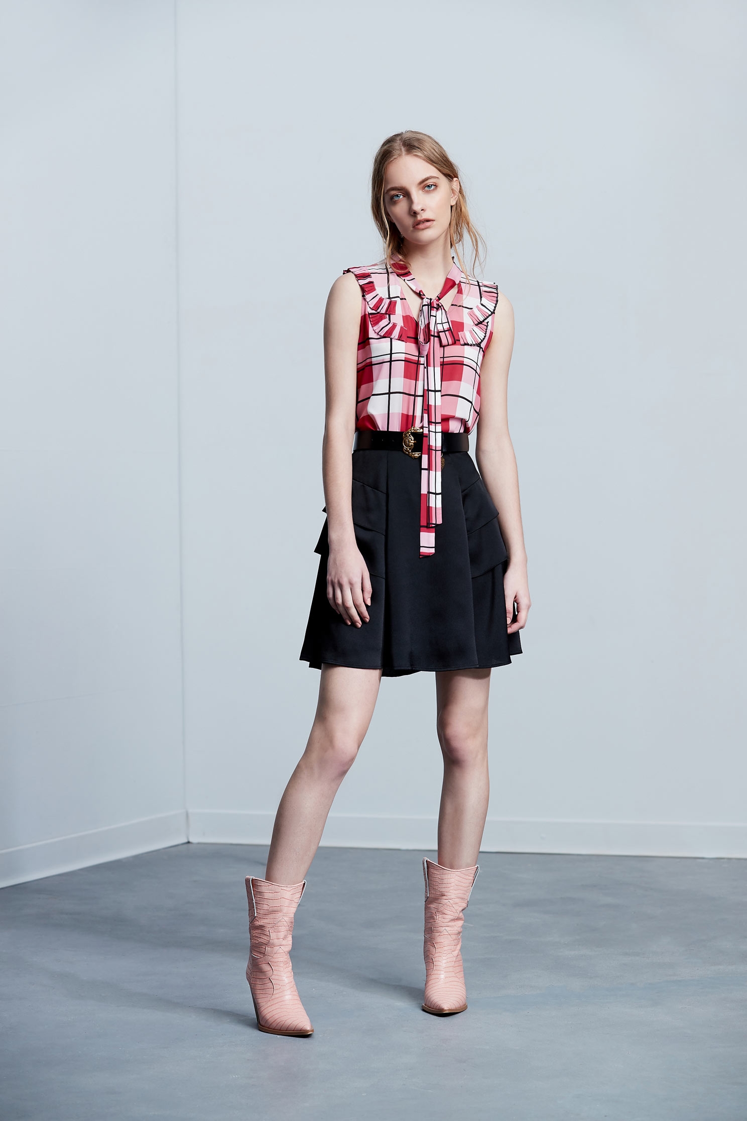 .,miniskirt,blackskirt