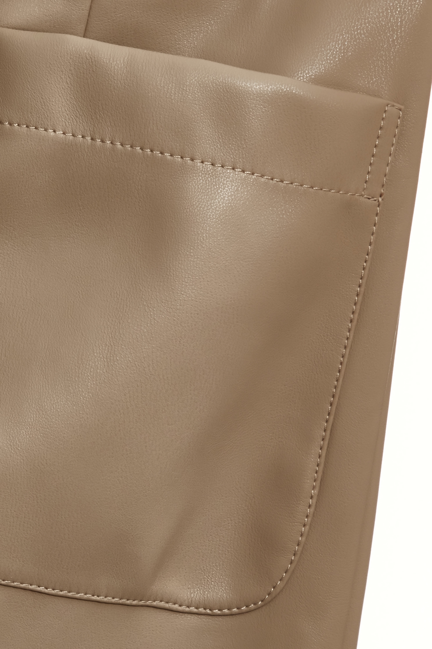 奶油布丁色皮革短裙奶油布丁色皮革短裙,上班OL穿搭,皮革,短裙,秋冬穿搭