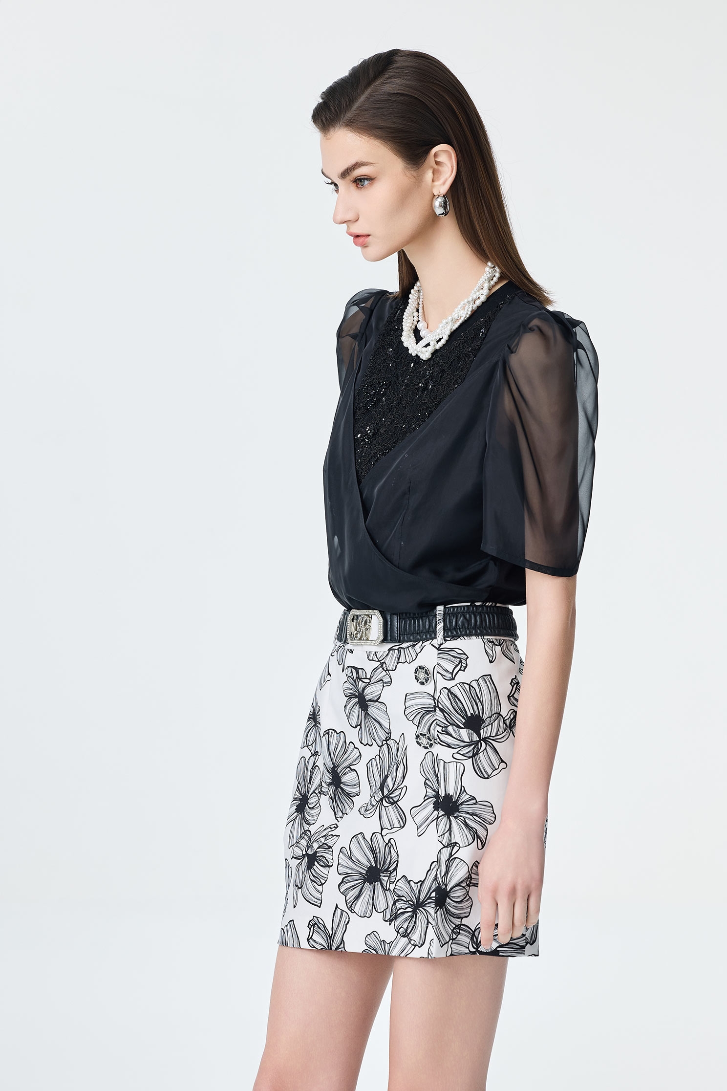 手繪線條花印花短裙手繪線條花印花短裙,上班OL穿搭,春夏穿搭,時髦成套搭配,短裙,花花世界