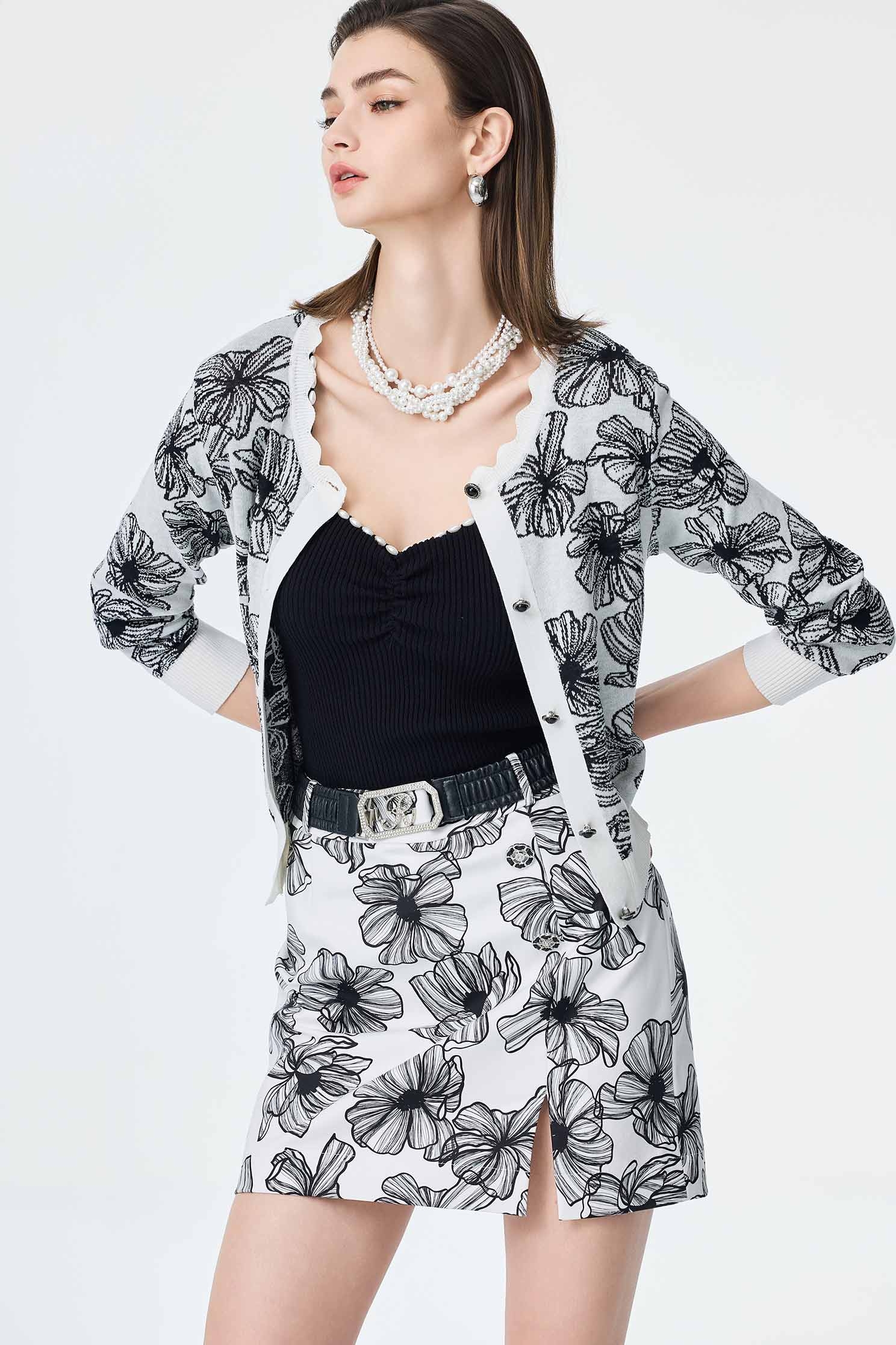 手繪線條花印花短裙手繪線條花印花短裙,上班OL穿搭,春夏穿搭,時髦成套搭配,短裙,花花世界