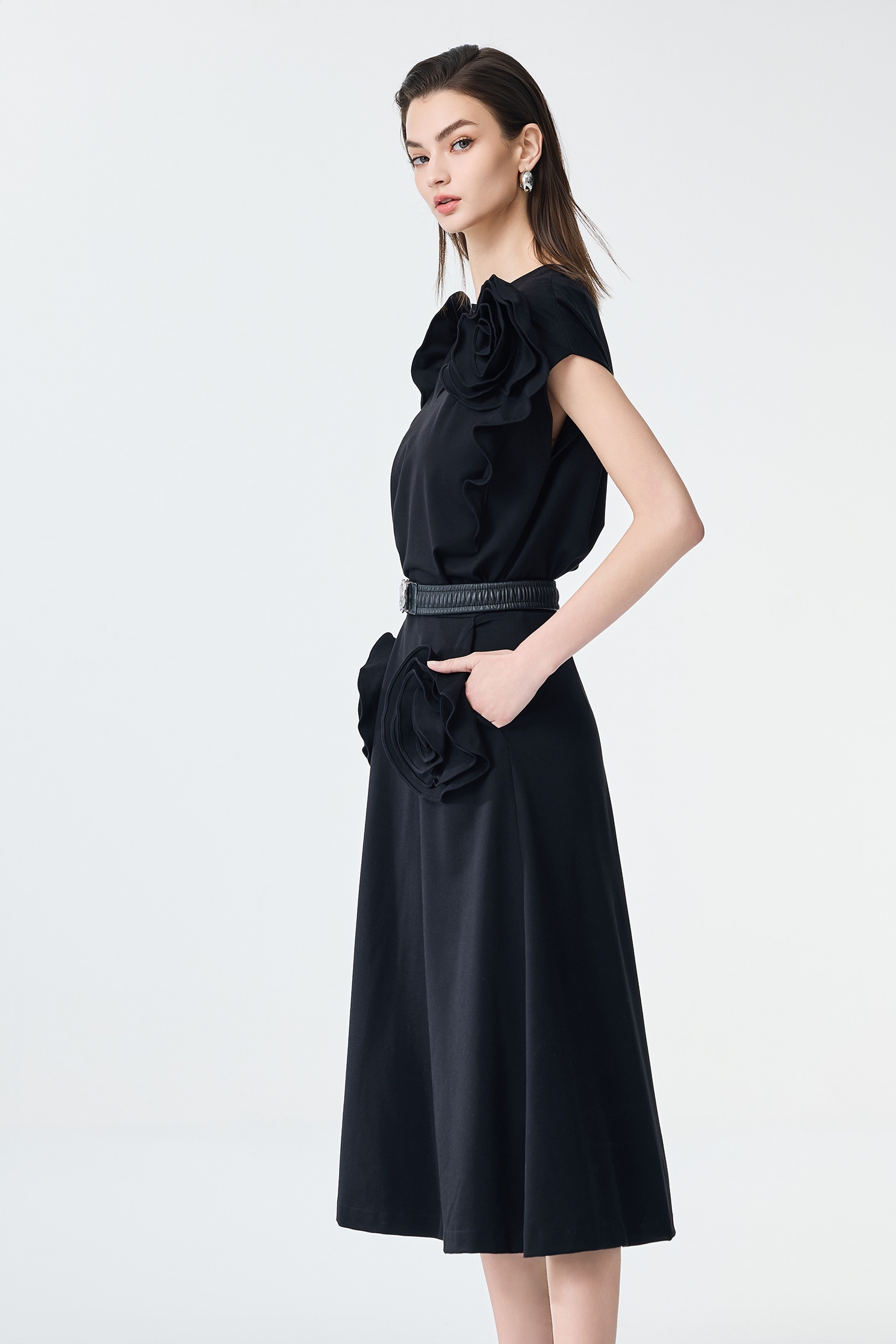 極致黑彈性玫瑰繞花中長展裙極致黑彈性玫瑰繞花中長展裙,春夏穿搭,時髦成套搭配,花花世界,長裙,黑色裙子