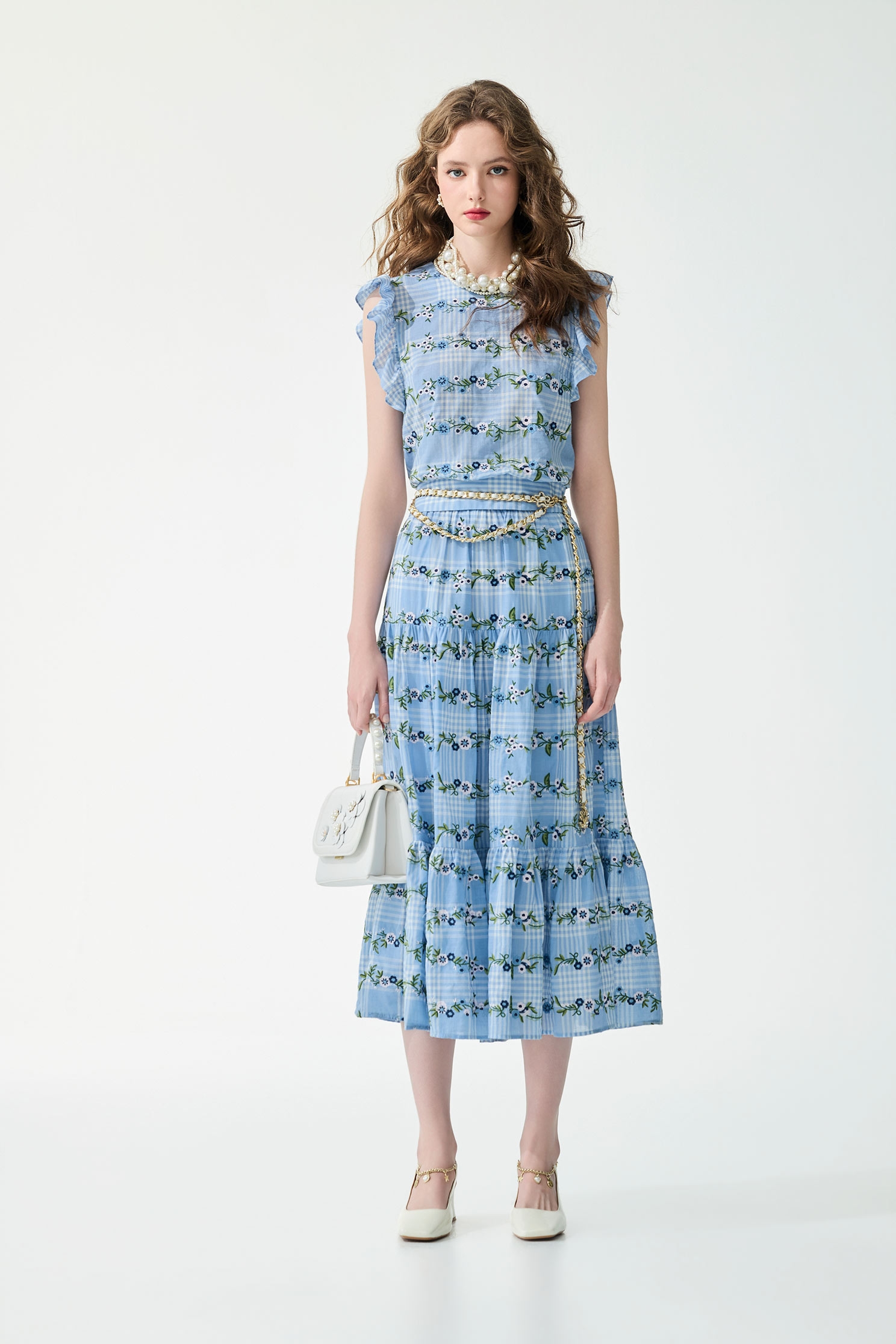 幻藍色格紋佐繡花卉長裙幻藍色格紋佐繡花卉長裙,刺繡,春夏穿搭,格紋,繡花,長裙