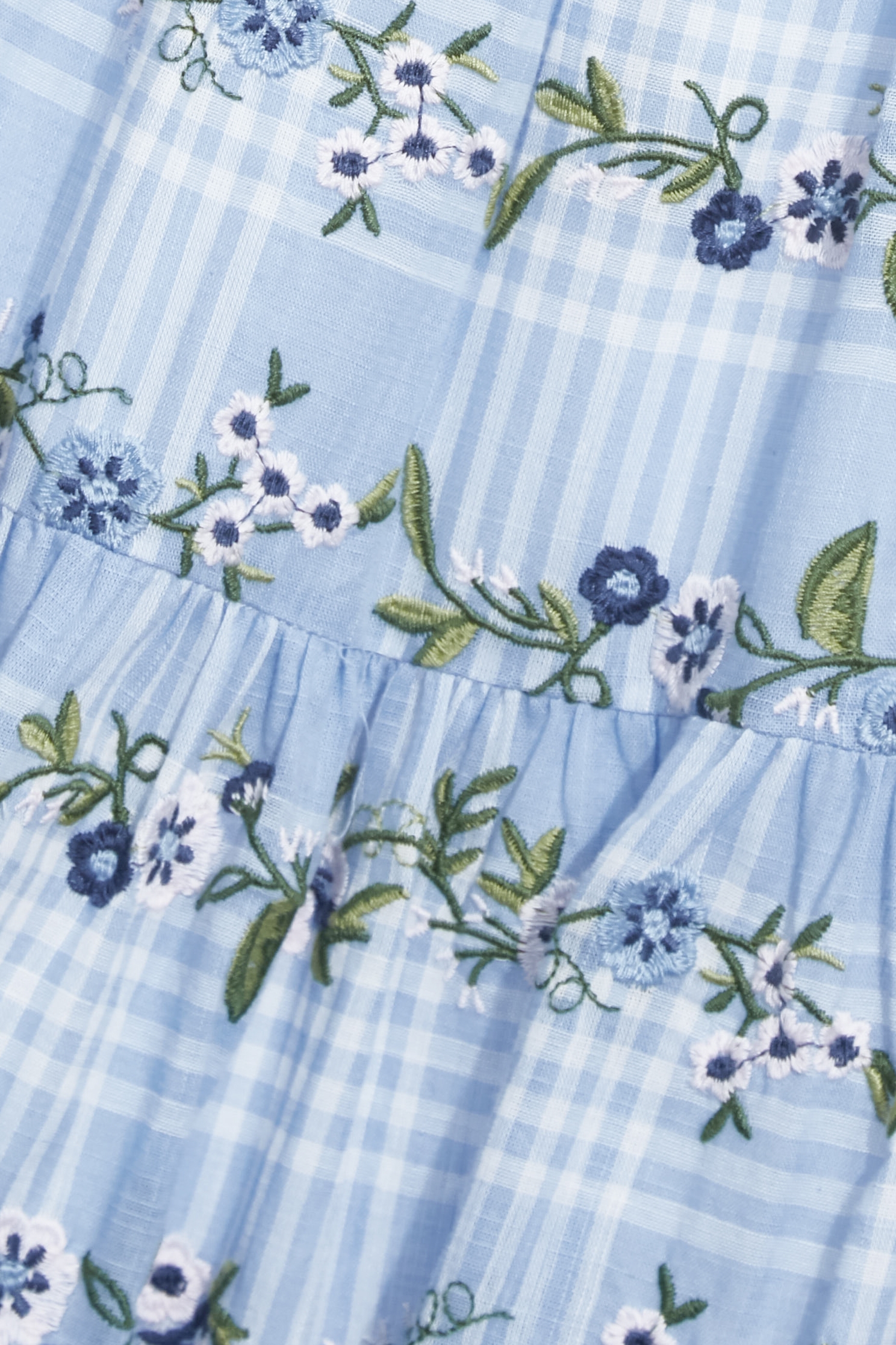 幻藍色格紋佐繡花卉長裙幻藍色格紋佐繡花卉長裙,刺繡,春夏穿搭,格紋,繡花,長裙