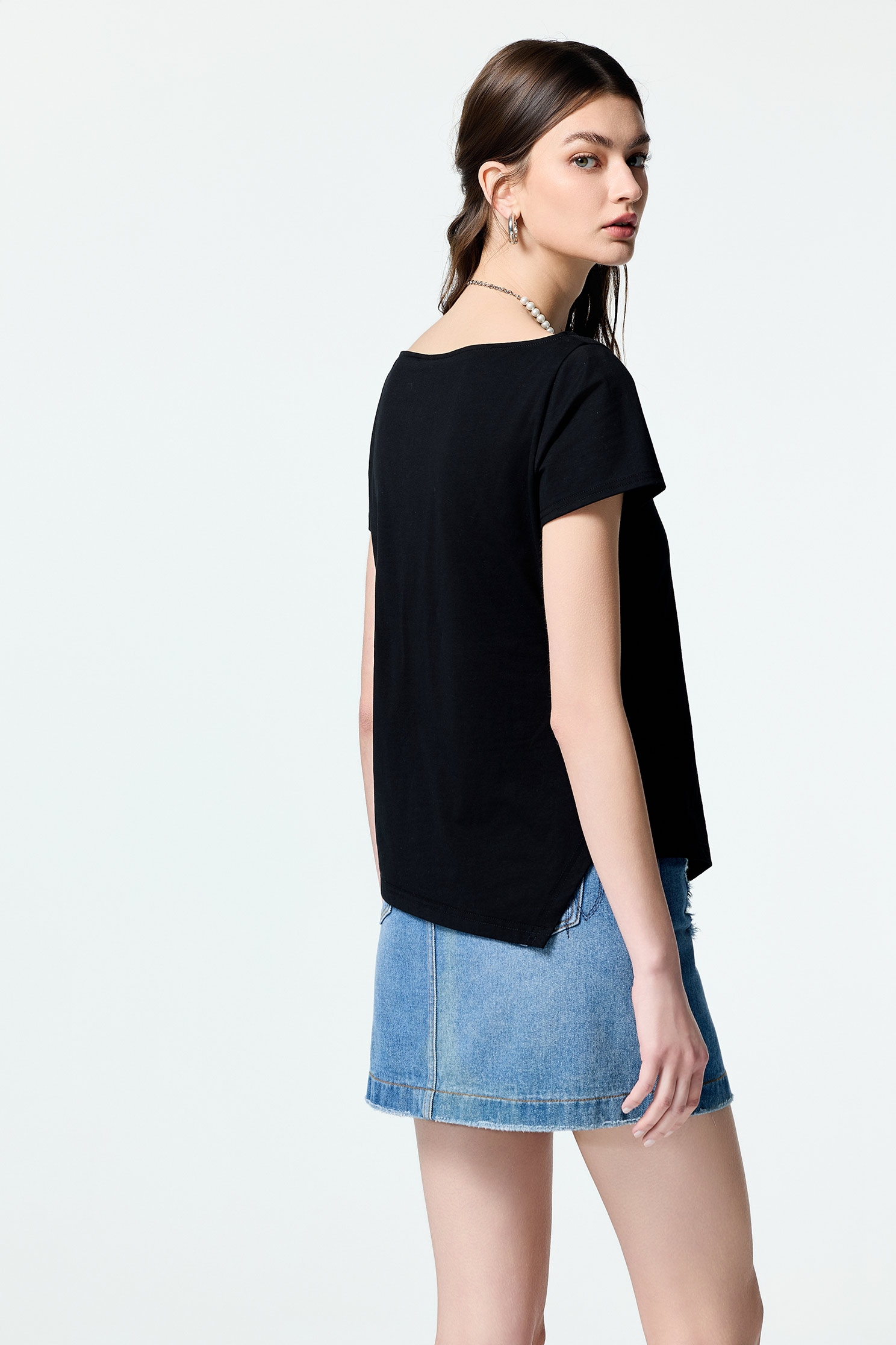 後口袋繡花牛仔短裙後口袋繡花牛仔短裙,丹寧,春夏穿搭,牛仔,牛仔短裙,牛仔裙,短裙,約會特輯,繡花,輕奢度假,輕奢渡假