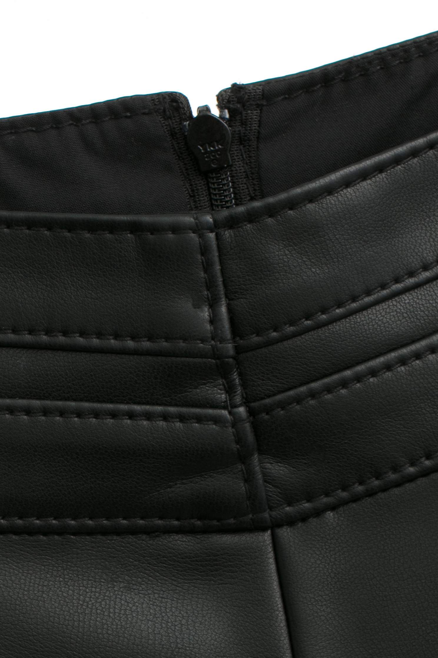 仿皮革俏麗波浪短裙仿皮革俏麗波浪短裙,皮革,短裙,秋冬穿搭,黑色裙子