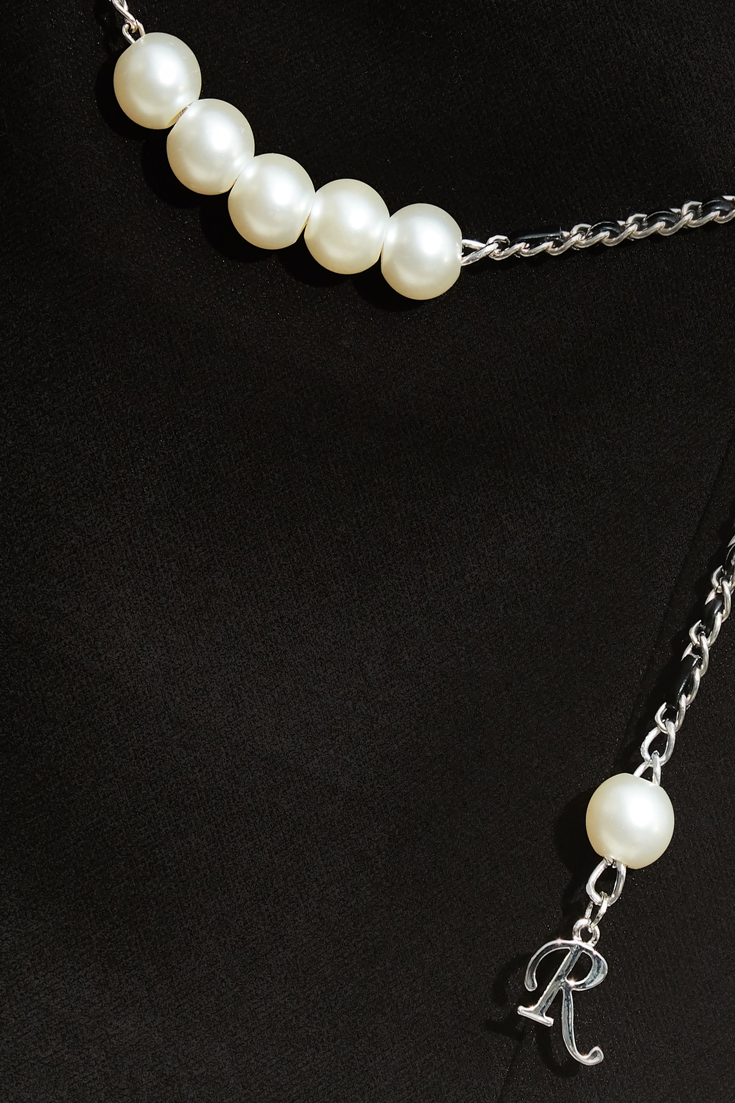 極致黑皮飾珍珠腰帶短裙極致黑皮飾珍珠腰帶短裙,人氣商品,珍珠,皮革,短裙,秋冬穿搭,黑色裙子