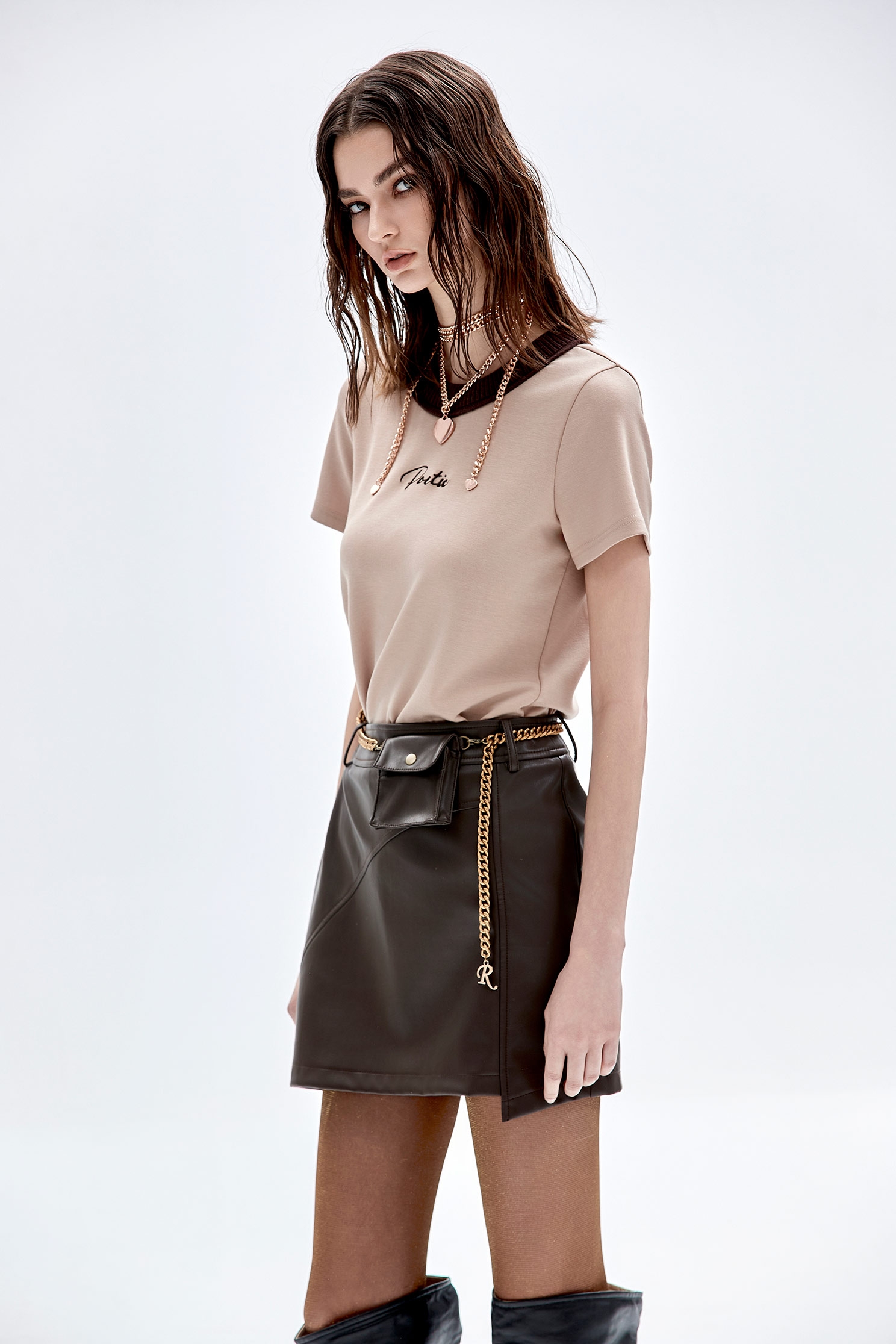 質樸焦糖色仿皮短裙質樸焦糖色仿皮短裙,短裙,秋冬穿搭