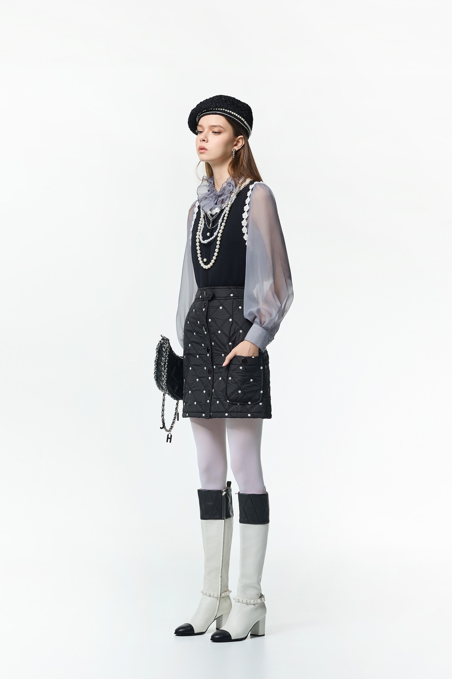 黑底白點菱形格鋪棉短裙黑底白點菱形格鋪棉短裙,上班OL穿搭,波點,短裙,秋冬穿搭,約會特輯