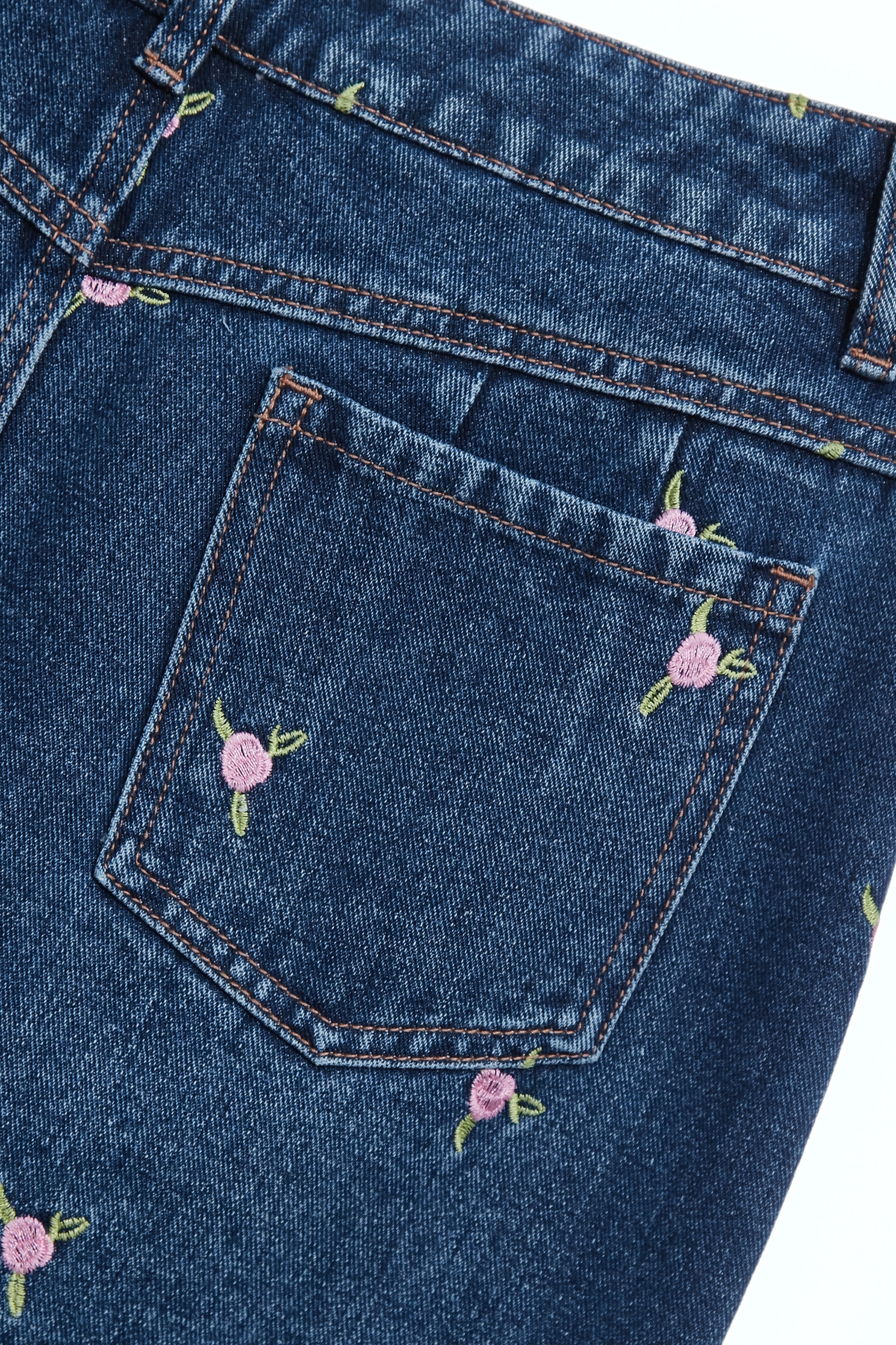 玫瑰石英粉花朵刺繡牛仔裙玫瑰石英粉花朵刺繡牛仔裙,刺繡,牛仔,牛仔裙,秋冬穿搭