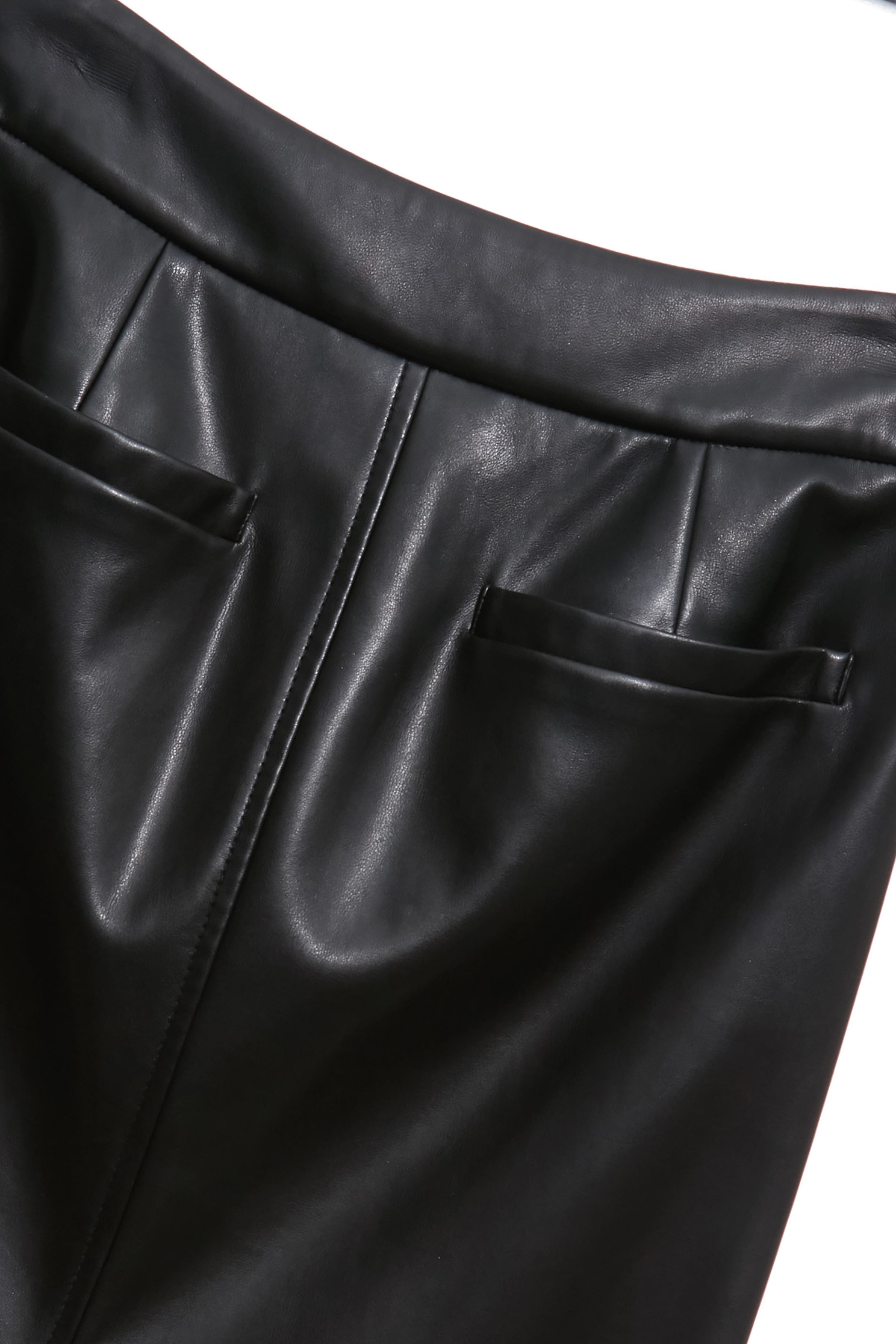 優雅黑皮革中長裙優雅黑皮革中長裙,上班OL穿搭,派對特輯,皮革,秋冬穿搭,約會特輯,長裙