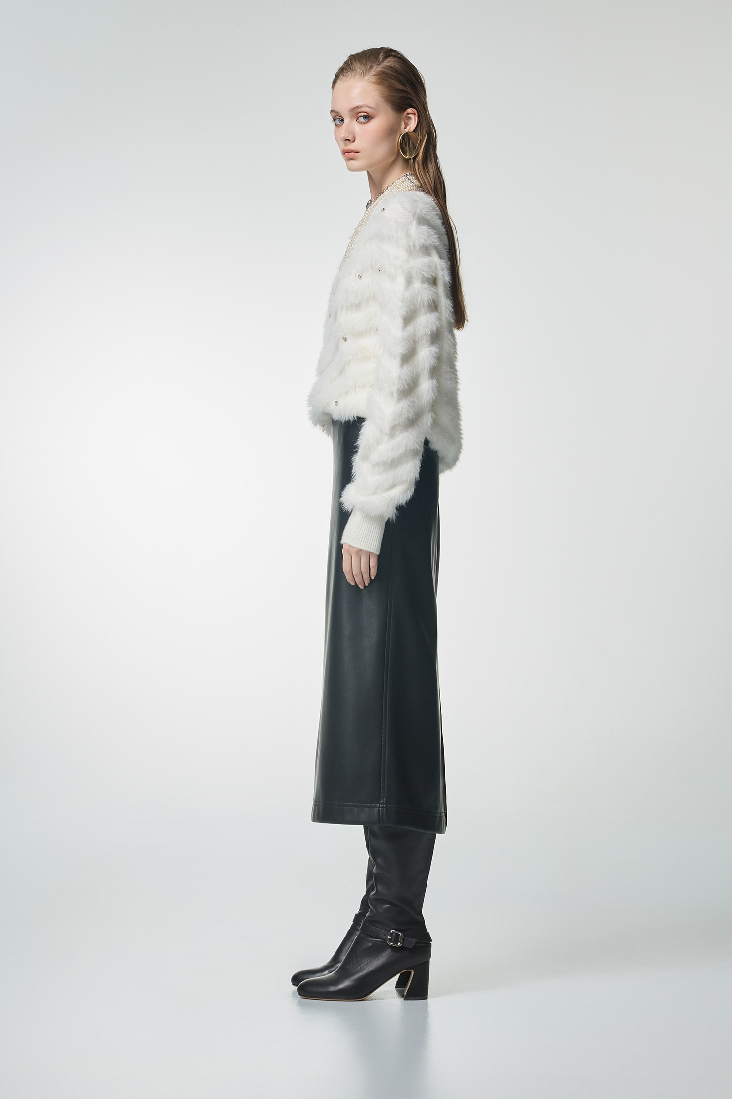 優雅黑皮革中長裙優雅黑皮革中長裙,上班OL穿搭,派對特輯,皮革,秋冬穿搭,約會特輯,長裙