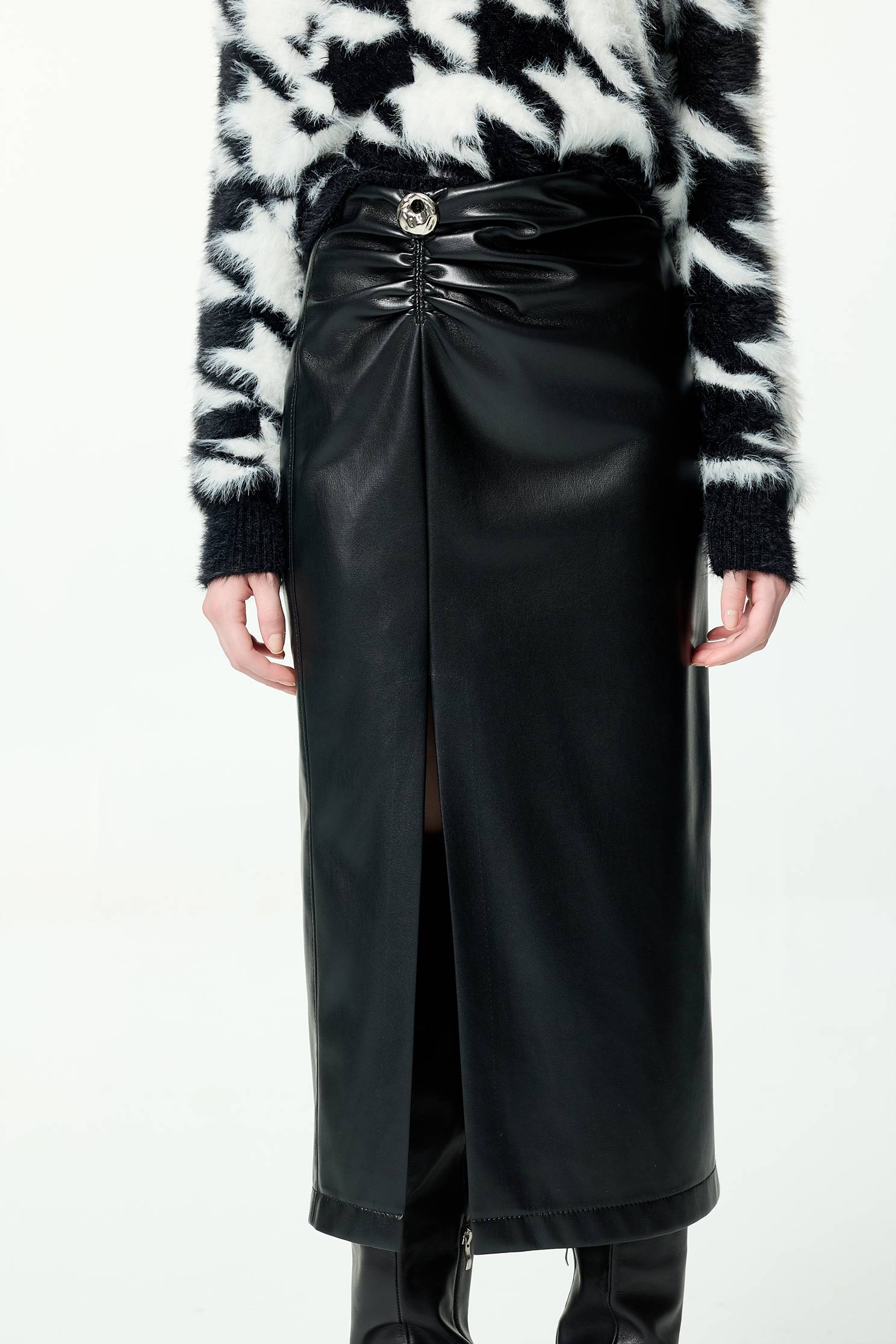 光澤軟皮革抓皺設計中長窄裙光澤軟皮革抓皺設計中長窄裙,上班OL穿搭,人氣商品,派對特輯,皮革,秋冬穿搭,窄裙,約會特輯,長裙