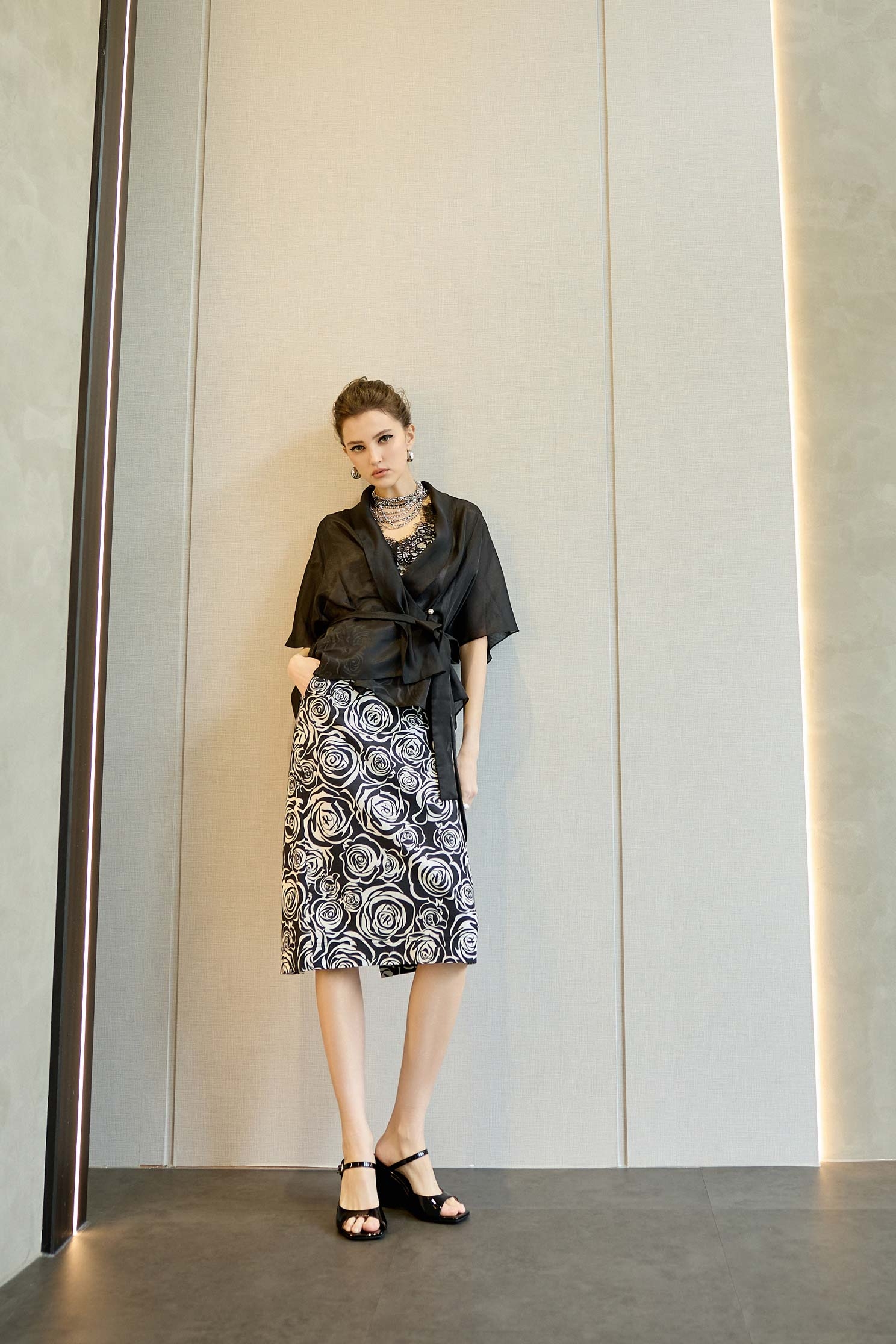 R字黑白玫瑰花中長窄裙R字黑白玫瑰花中長窄裙,人氣商品,春夏穿搭,窄裙,花花世界,長裙