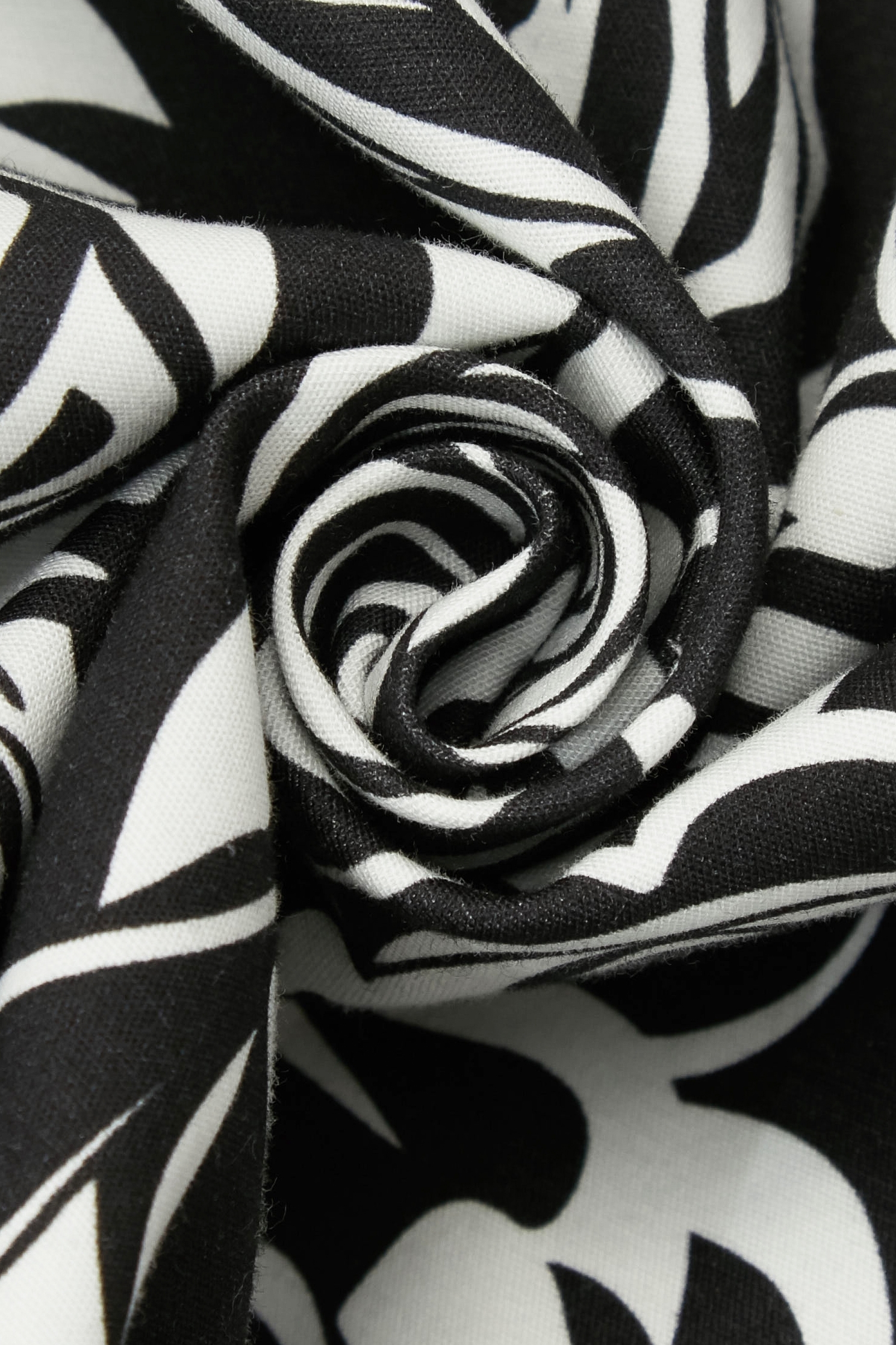 R字黑白玫瑰花中長窄裙R字黑白玫瑰花中長窄裙,人氣商品,春夏穿搭,窄裙,花花世界,長裙