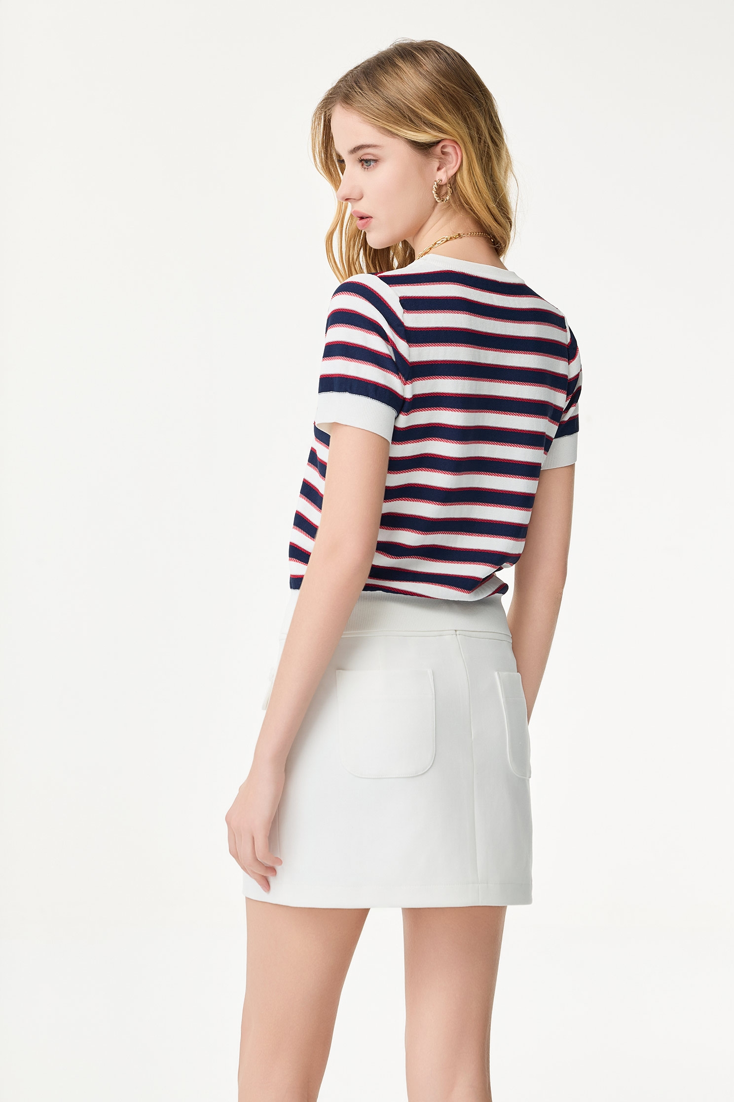 氣質貼袋鑽釦短裙氣質貼袋鑽釦短裙,春夏穿搭,時髦成套搭配,白色裙子,短裙