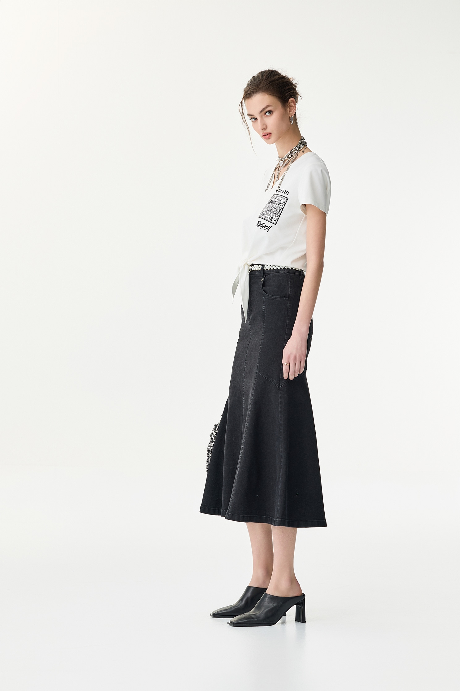 丹寧魚尾彈性中長裙丹寧魚尾彈性中長裙,丹寧,人氣商品,春夏穿搭,牛仔,牛仔裙,珍珠,約會特輯,腰帶,長裙