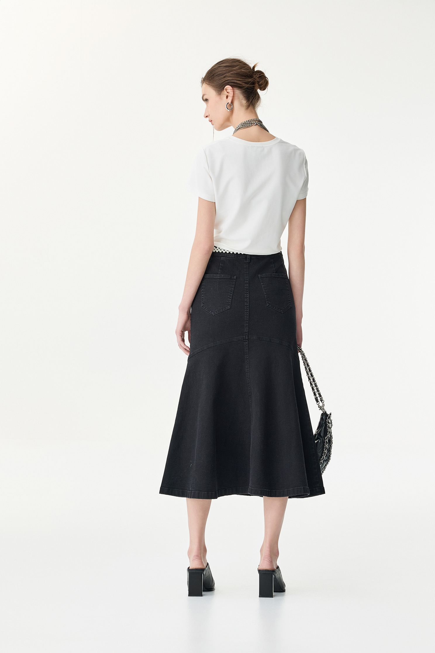 丹寧魚尾彈性中長裙丹寧魚尾彈性中長裙,丹寧,人氣商品,春夏穿搭,牛仔,牛仔裙,珍珠,約會特輯,腰帶,長裙