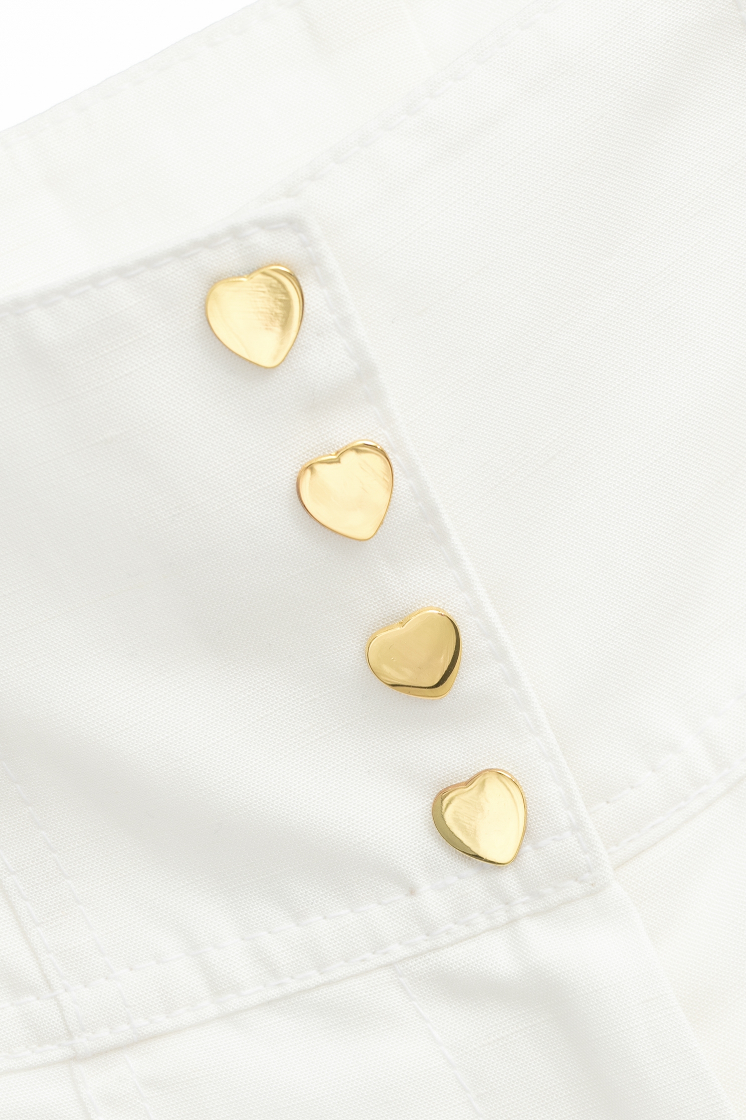 牛奶色愛心釦短褲牛奶色愛心釦短褲,春夏穿搭,白色短褲,白色褲子,短褲,褲子