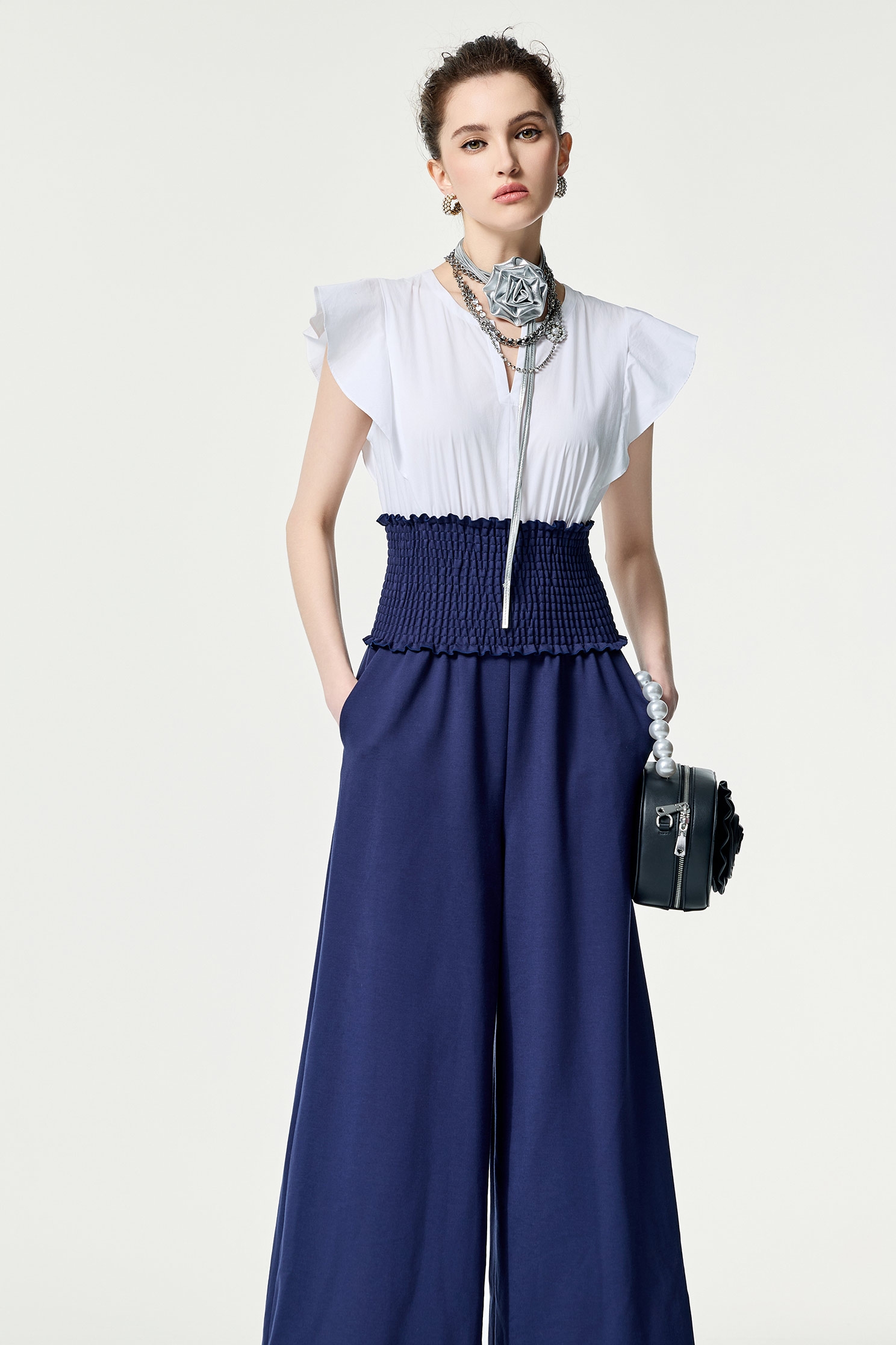 日蝕藍色配色連身長褲日蝕藍色配色連身長褲,春夏穿搭,時髦成套搭配,荷葉,連身褲,長褲