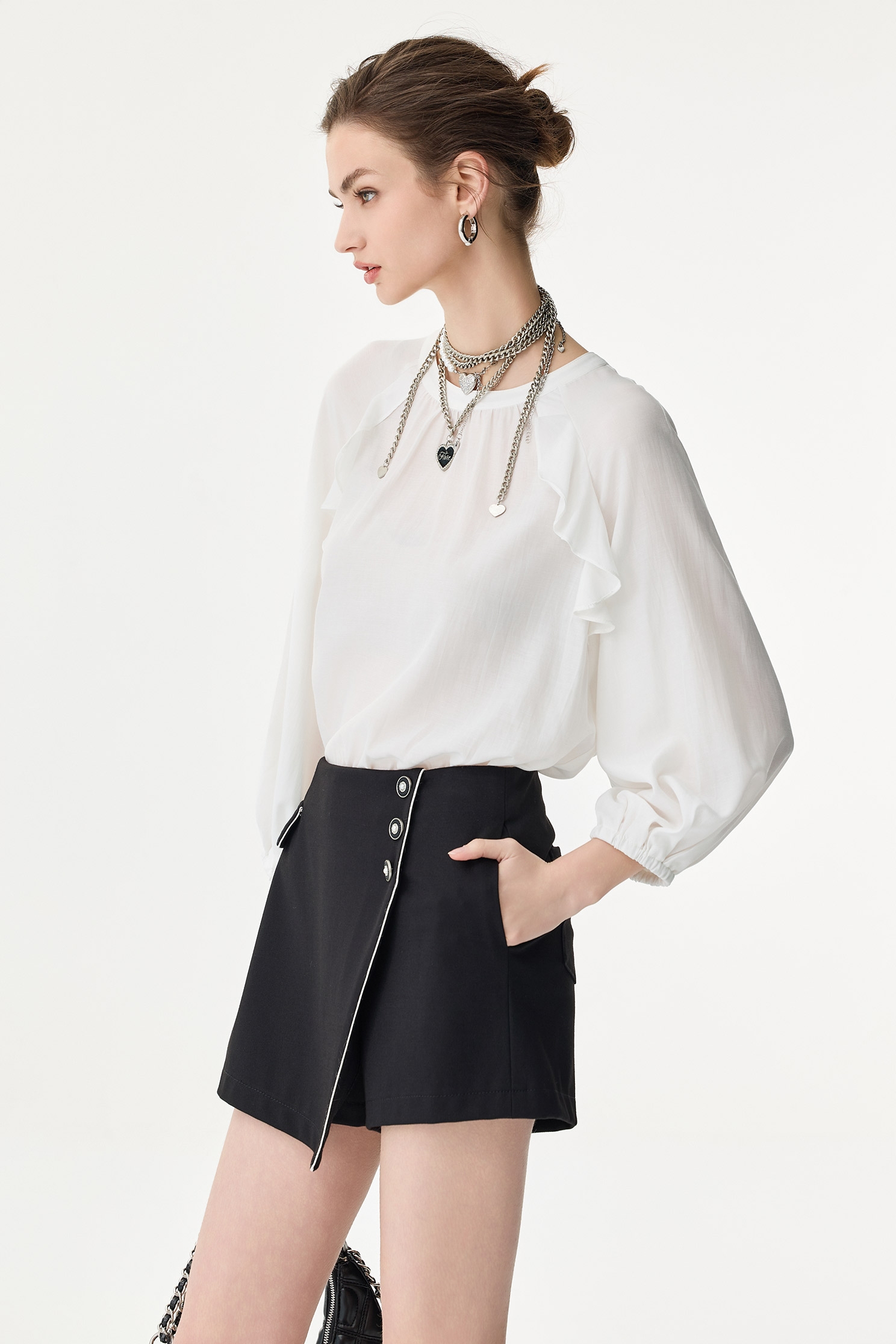 黑底白邊微裹式短褲裙黑底白邊微裹式短褲裙,上班OL穿搭,春夏穿搭,珍珠,短褲,褲裙