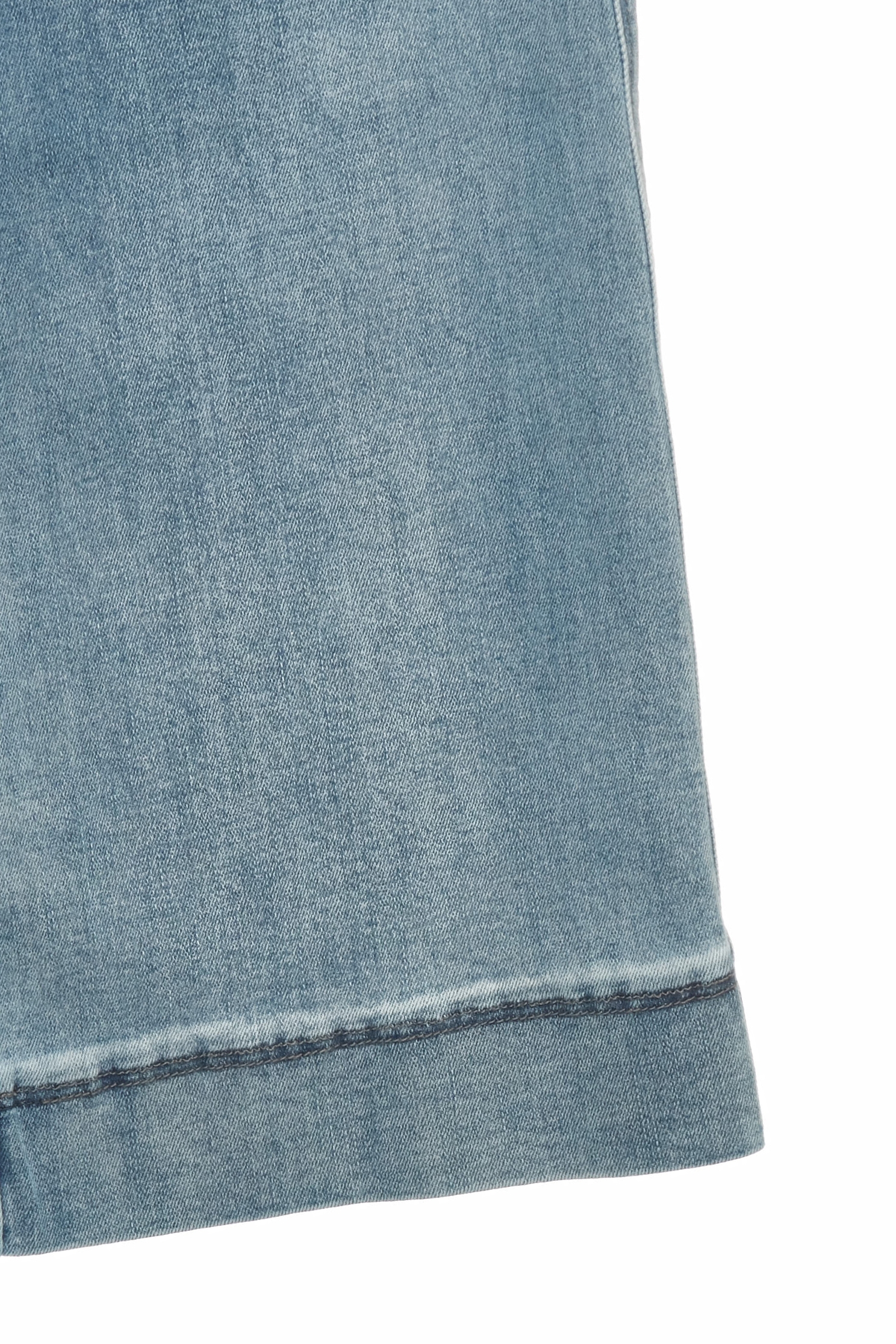 漸層淡白水洗牛仔褲漸層淡白水洗牛仔褲,丹寧,春夏穿搭,牛仔,牛仔褲,約會特輯