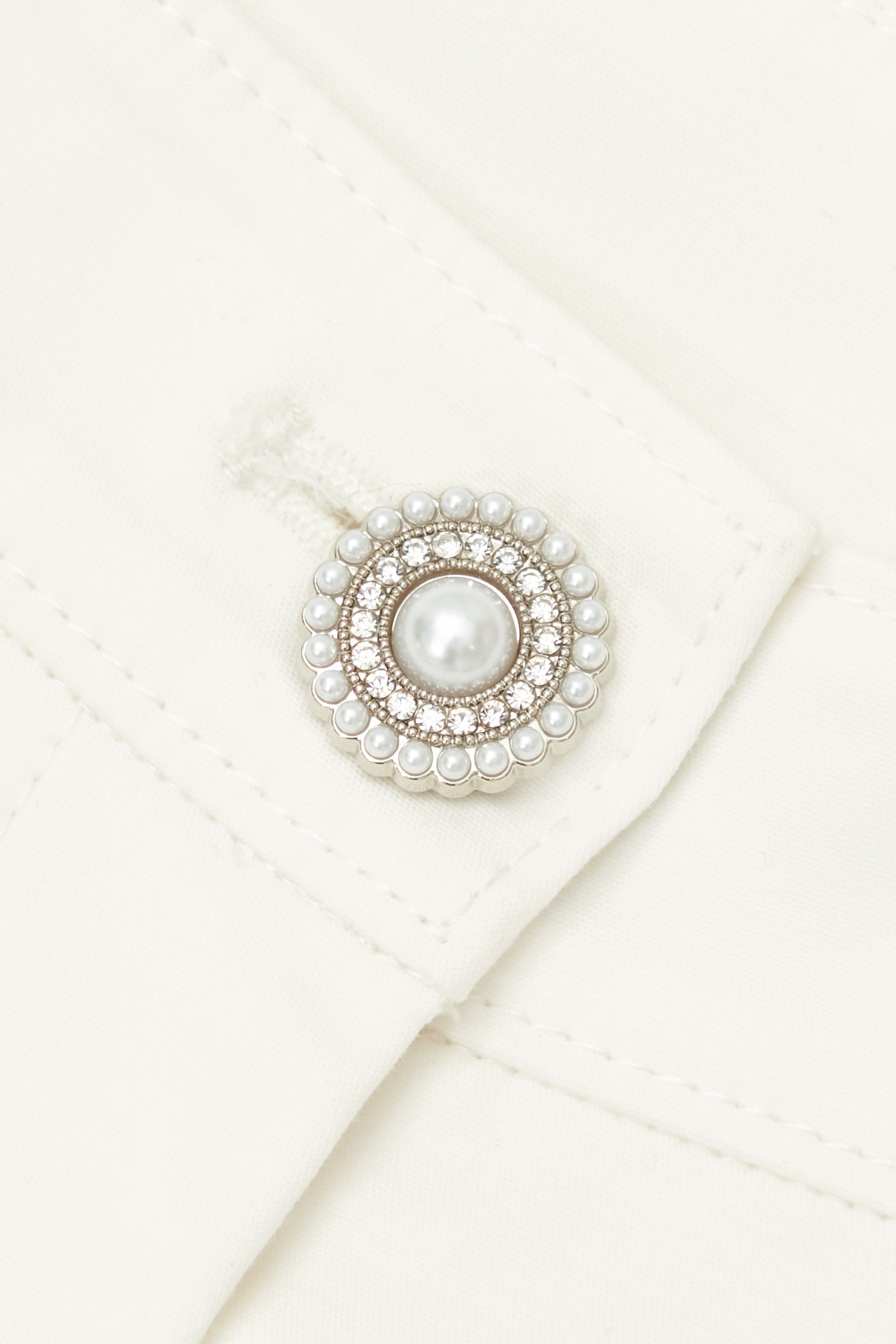 愛心口袋繡花八分喇叭褲愛心口袋繡花八分喇叭褲,上班OL穿搭,喇叭褲,春夏穿搭,白色褲子,窄管褲,繡花,褲子