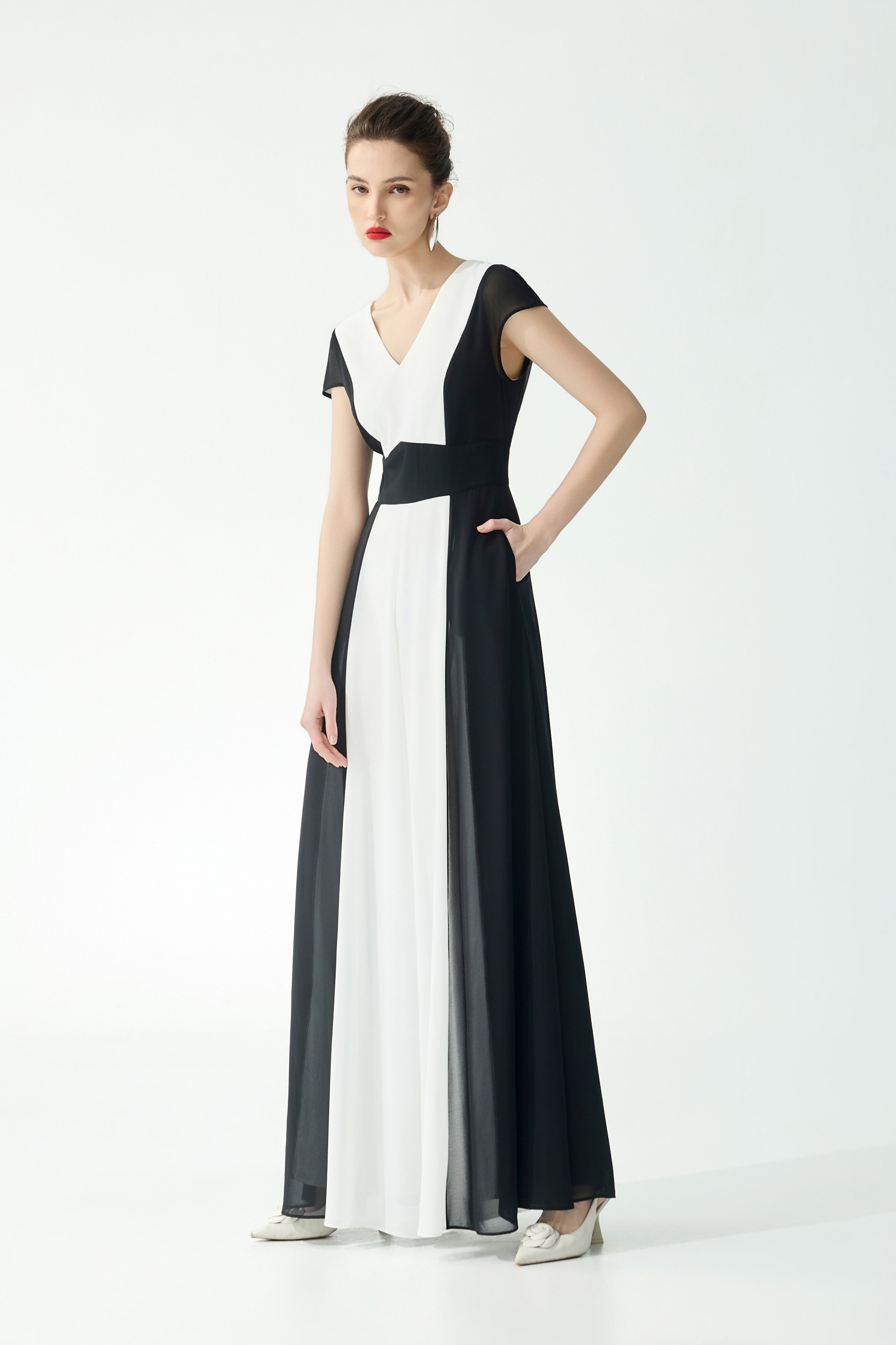 黑白配色顯瘦連身大寬褲黑白配色顯瘦連身大寬褲,人氣商品,春夏穿搭,褲子,連身褲,雪紡,黑色褲子