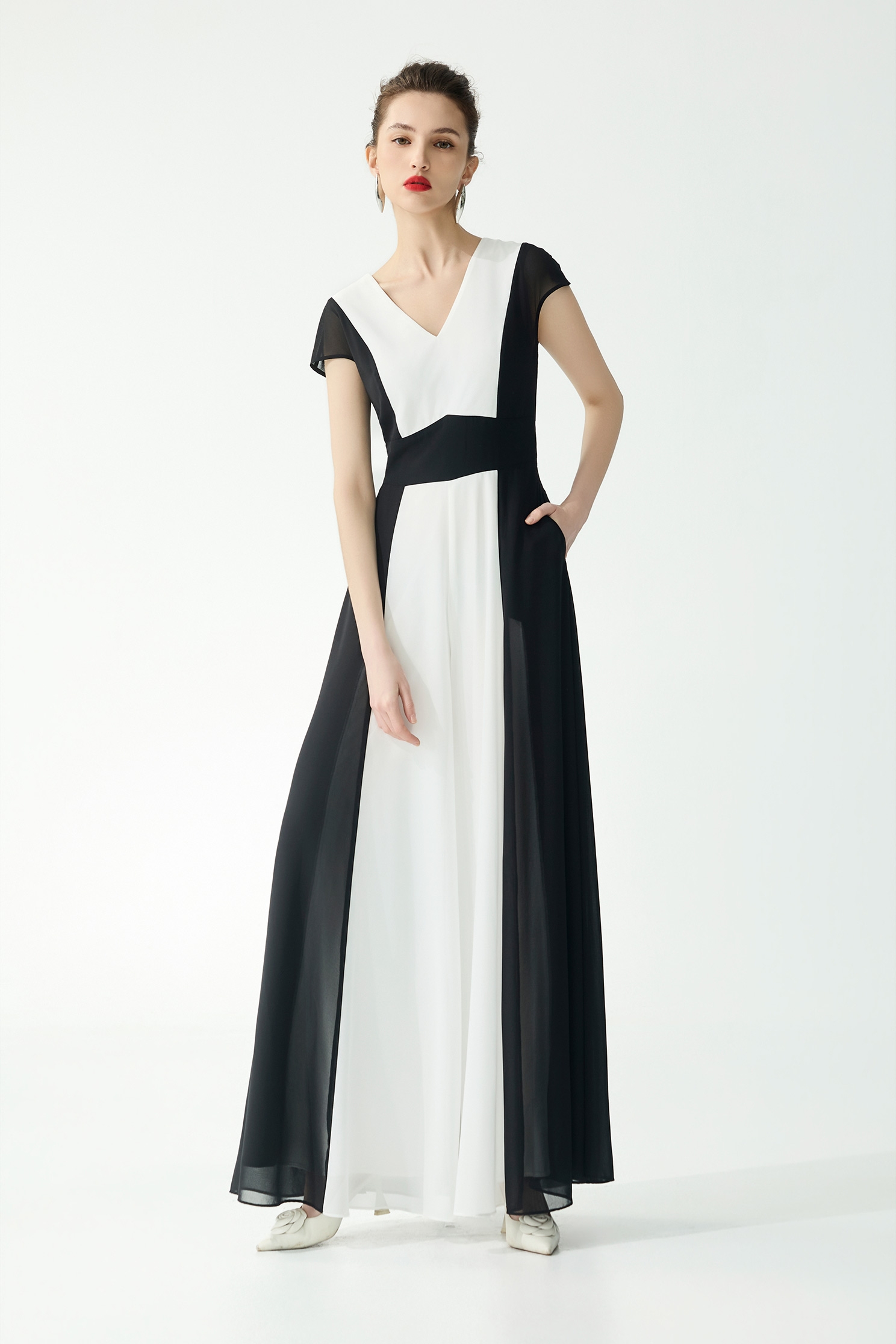 黑白配色顯瘦連身大寬褲黑白配色顯瘦連身大寬褲,人氣商品,春夏穿搭,褲子,連身褲,雪紡,黑色褲子