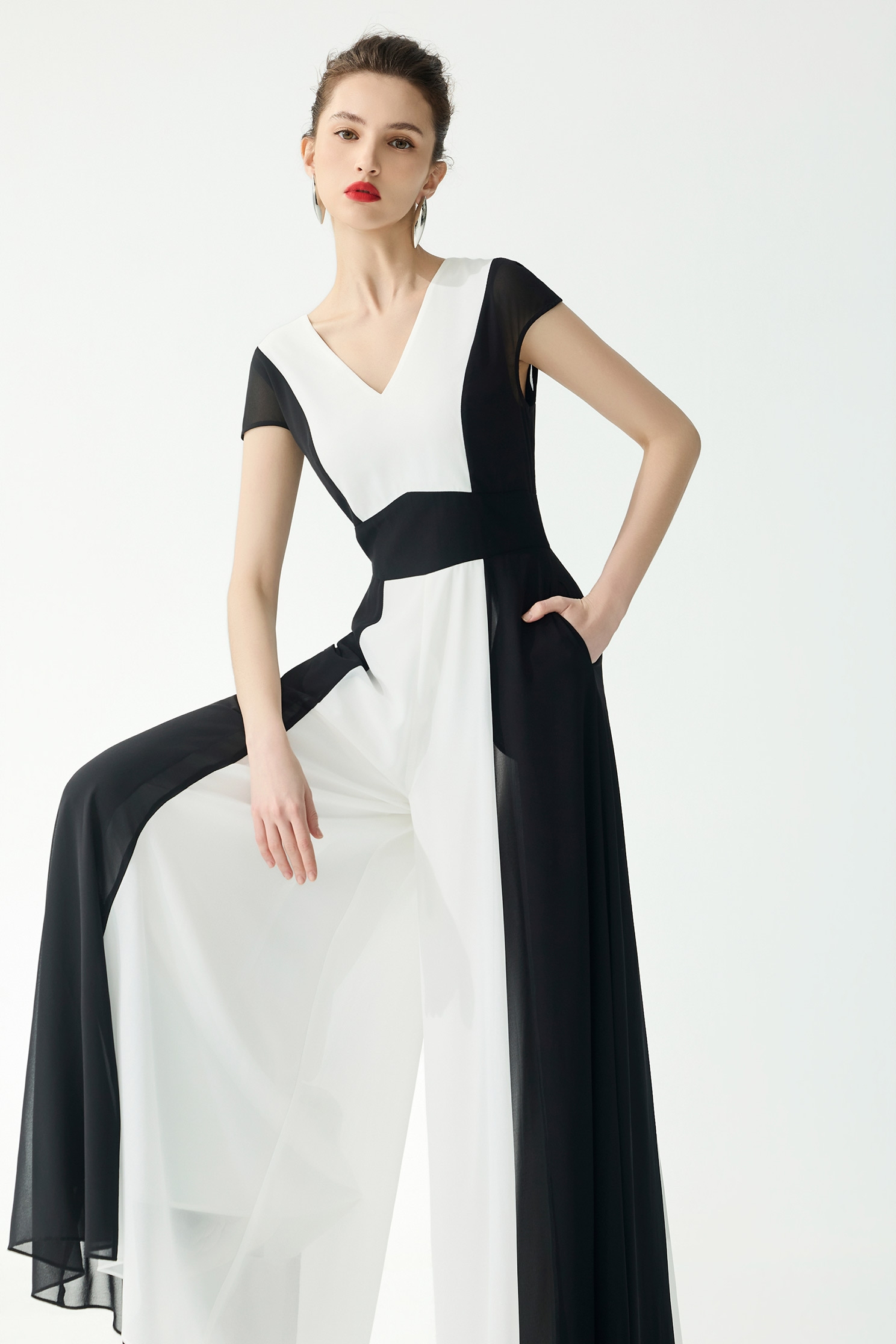 黑白配色顯瘦連身大寬褲黑白配色顯瘦連身大寬褲,人氣商品,春夏穿搭,褲子,連身褲,雪紡,黑色褲子