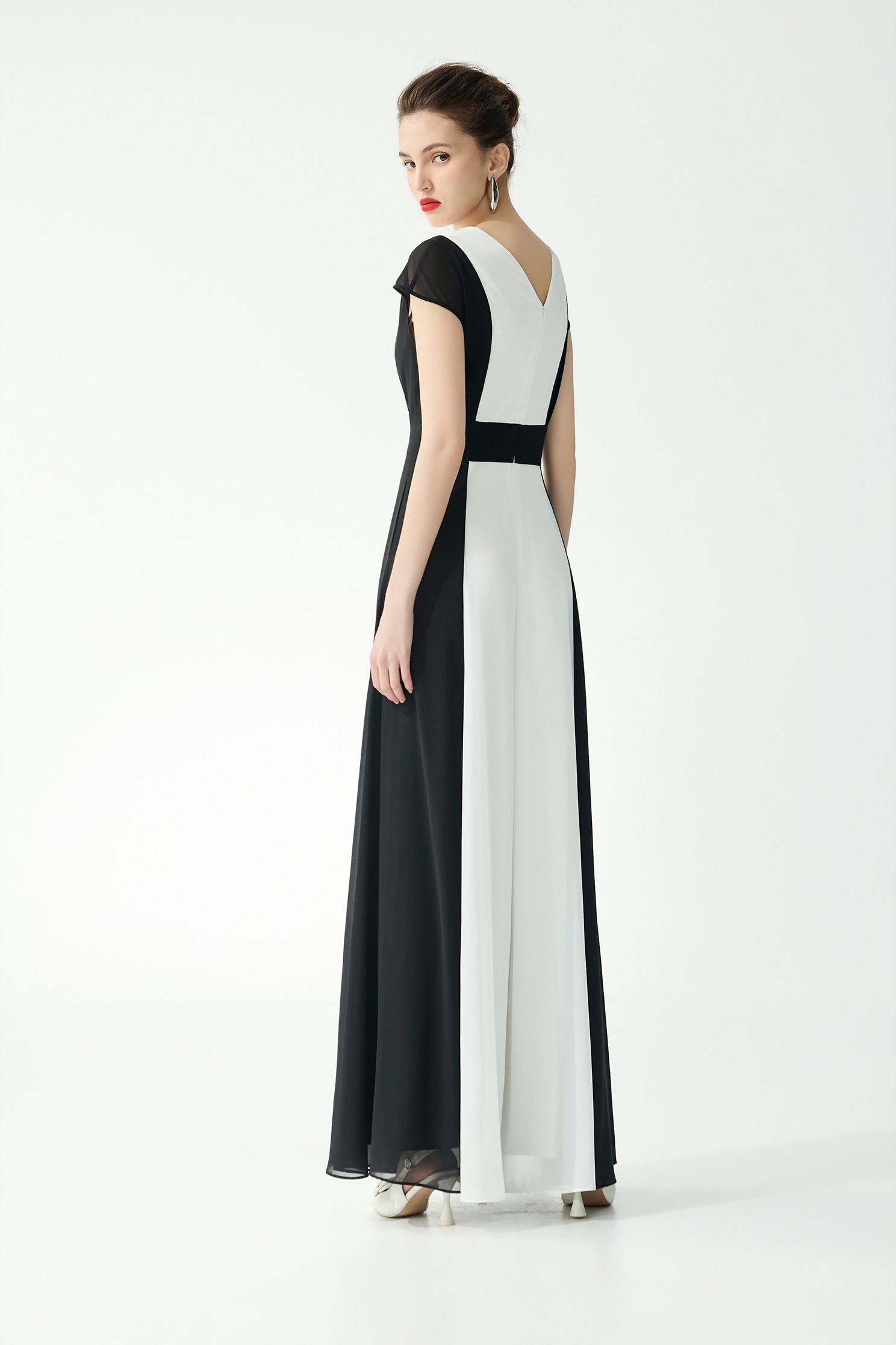 黑白配色顯瘦連身大寬褲黑白配色顯瘦連身大寬褲,人氣商品,春夏穿搭,褲子,連身褲,雪紡,黑色褲子