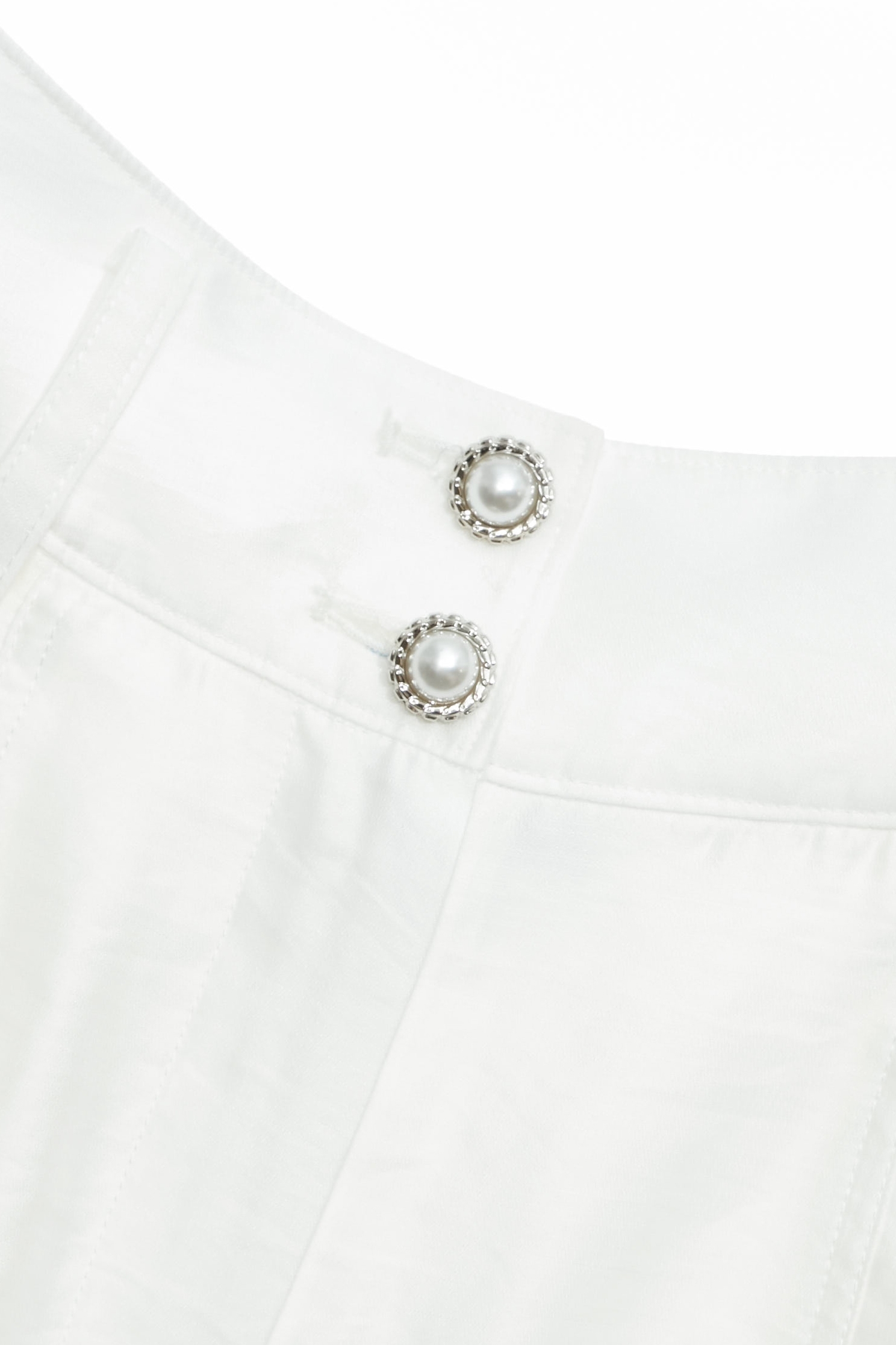 珍珠光澤感短褲珍珠光澤感短褲,上班OL穿搭,春夏穿搭,時髦成套搭配,白色褲子,短褲