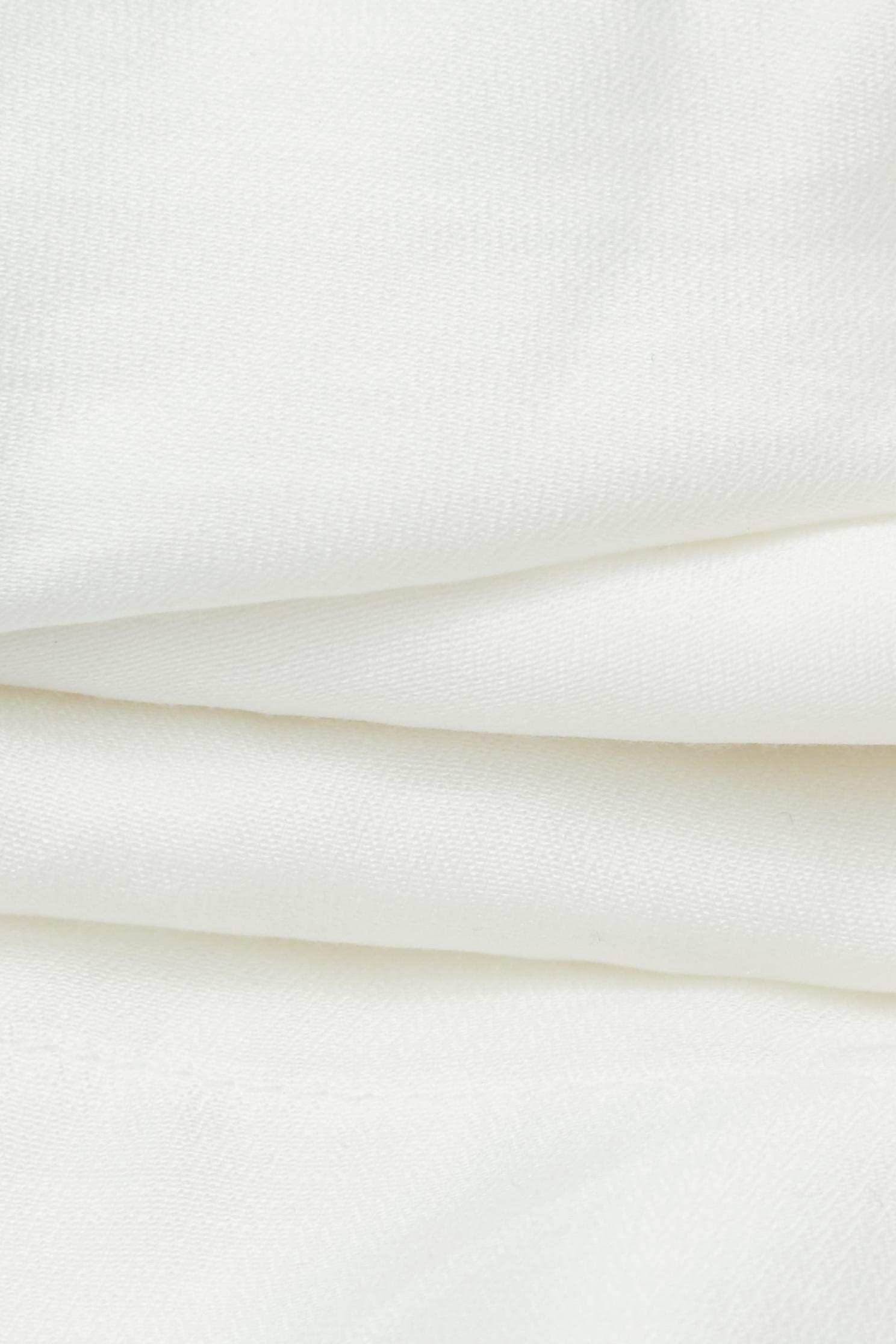 珍珠光澤感短褲珍珠光澤感短褲,上班OL穿搭,春夏穿搭,時髦成套搭配,白色褲子,短褲