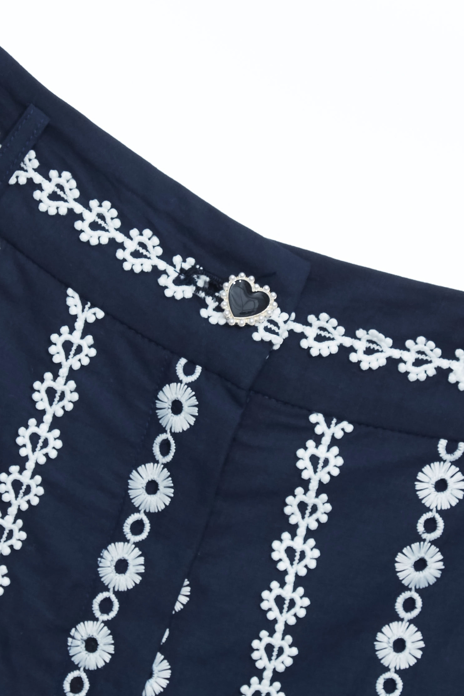 海洋洞穴色蕾絲短褲海洋洞穴色蕾絲短褲,刺繡,春夏穿搭,時髦成套搭配,珍珠,短褲,蕾絲