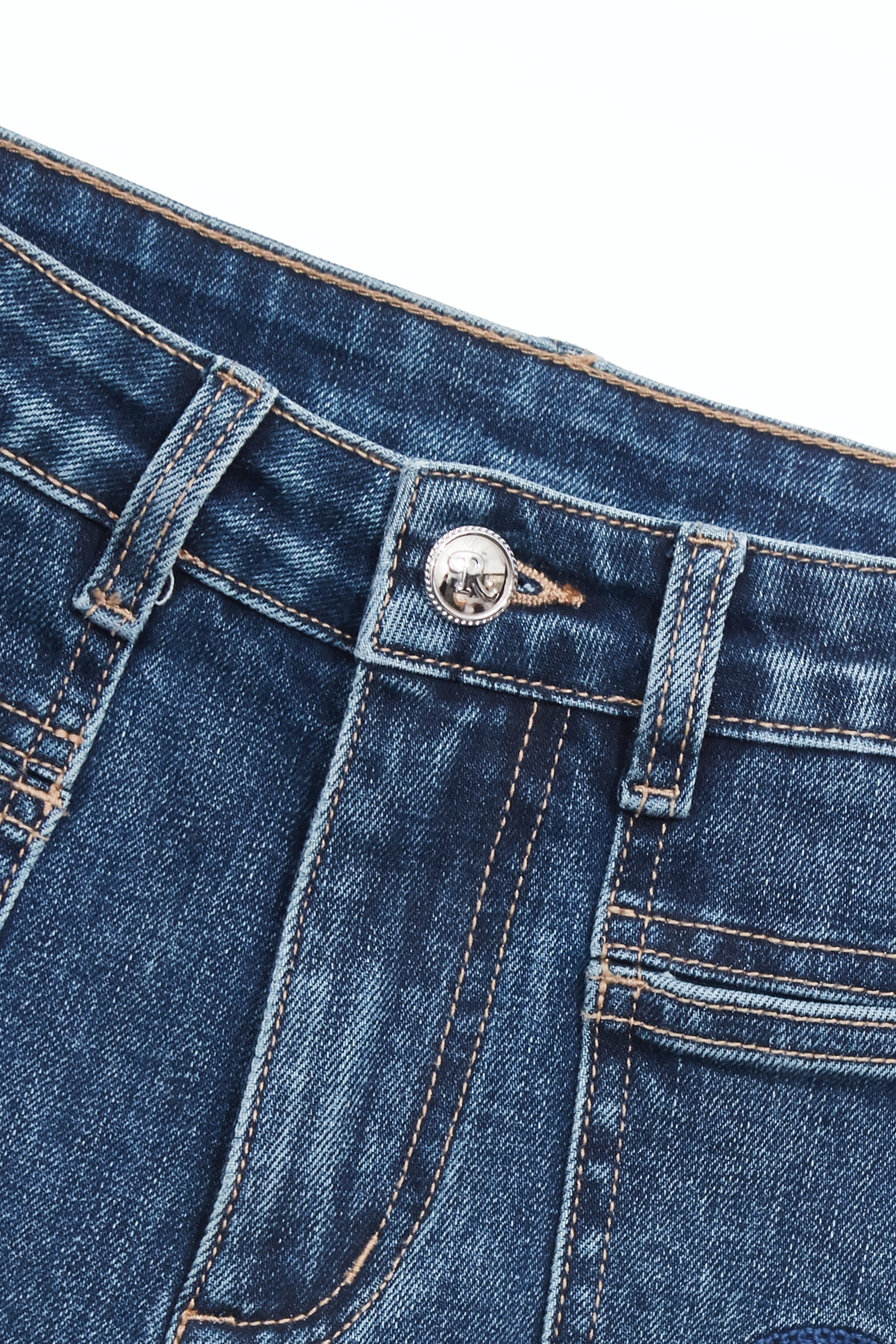 鎖鏈繡Ｒ字牛仔短褲鎖鏈繡Ｒ字牛仔短褲,丹寧,人氣商品,春夏穿搭,牛仔,牛仔褲,約會特輯,褲子,輕奢度假,輕奢渡假