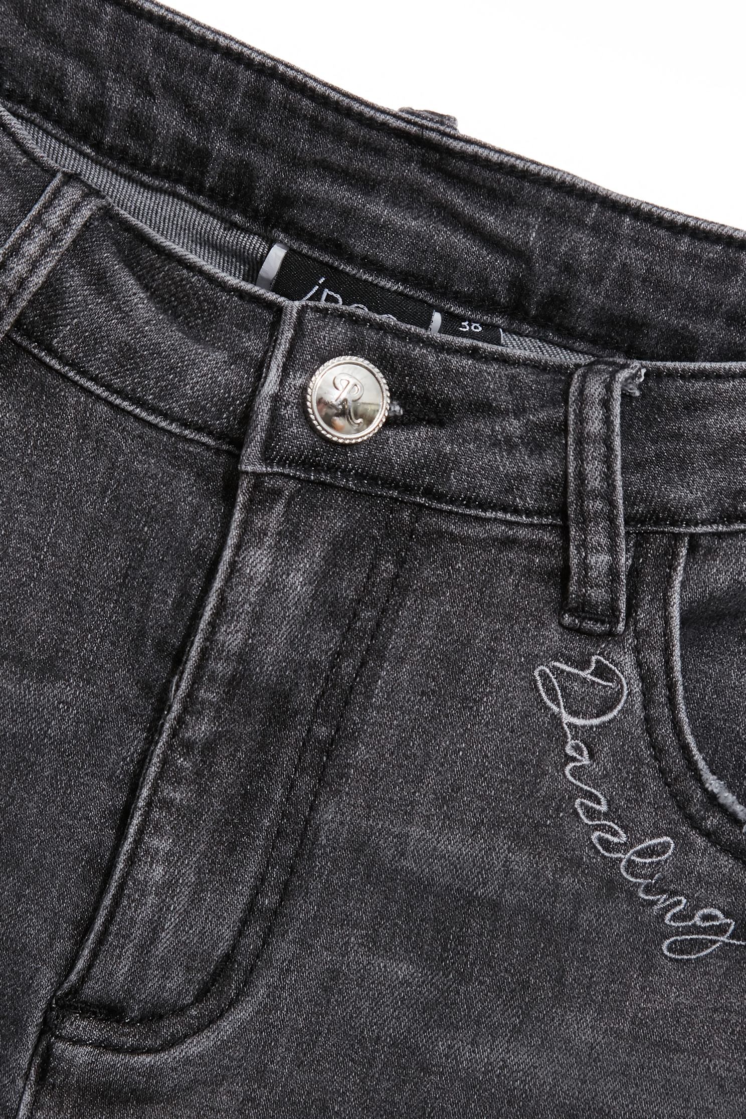 丁香灰繡字牛仔長褲丁香灰繡字牛仔長褲,丹寧,人氣商品,春夏穿搭,牛仔,牛仔褲,牛仔長褲,約會特輯,繡花,長褲