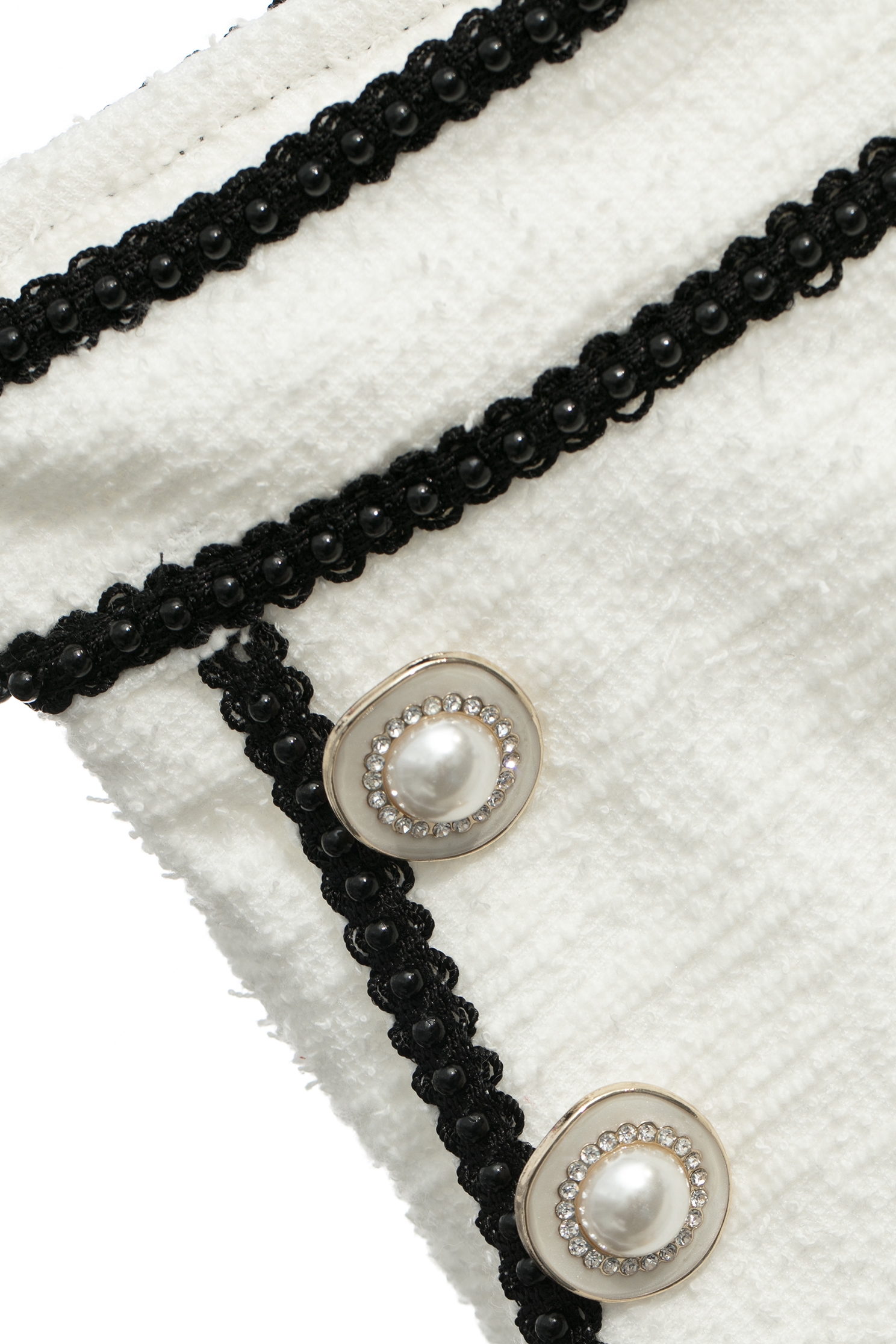 精緻黑珠邊帶彈性短褲精緻黑珠邊帶彈性短褲,時髦成套搭配,毛呢花呢,珍珠,白色褲子,短褲,秋冬穿搭,褲子